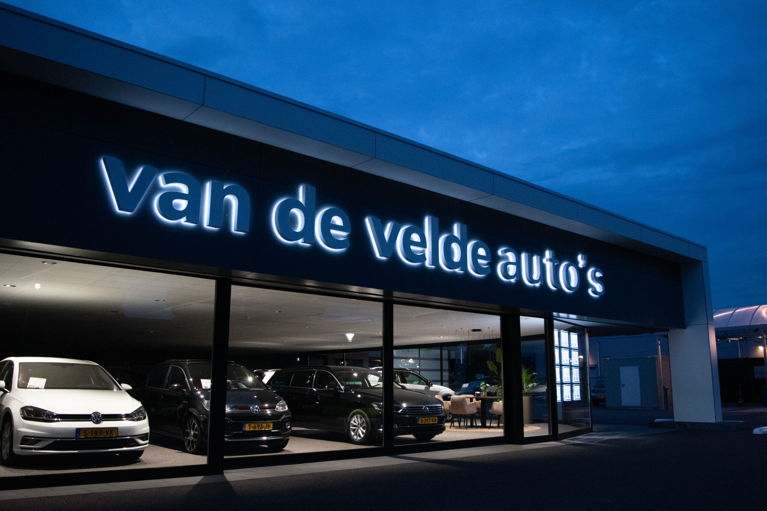 lichtgevende gevelletters van de velde auto's kapelle