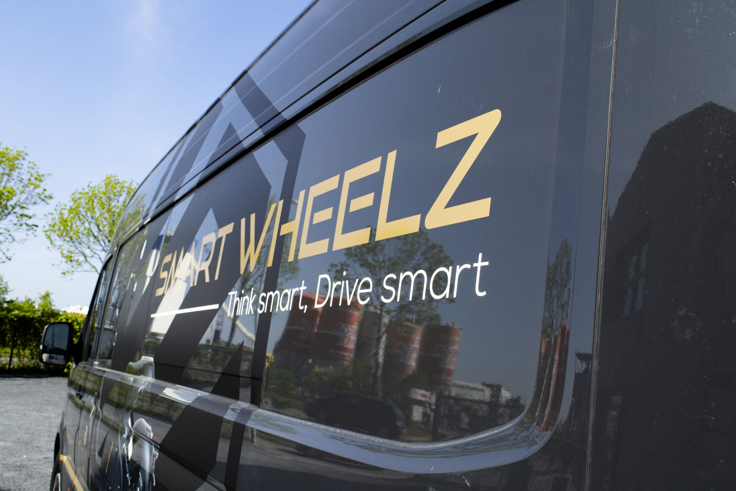 Belettering bus van Smartwheelz door Zichtbaar