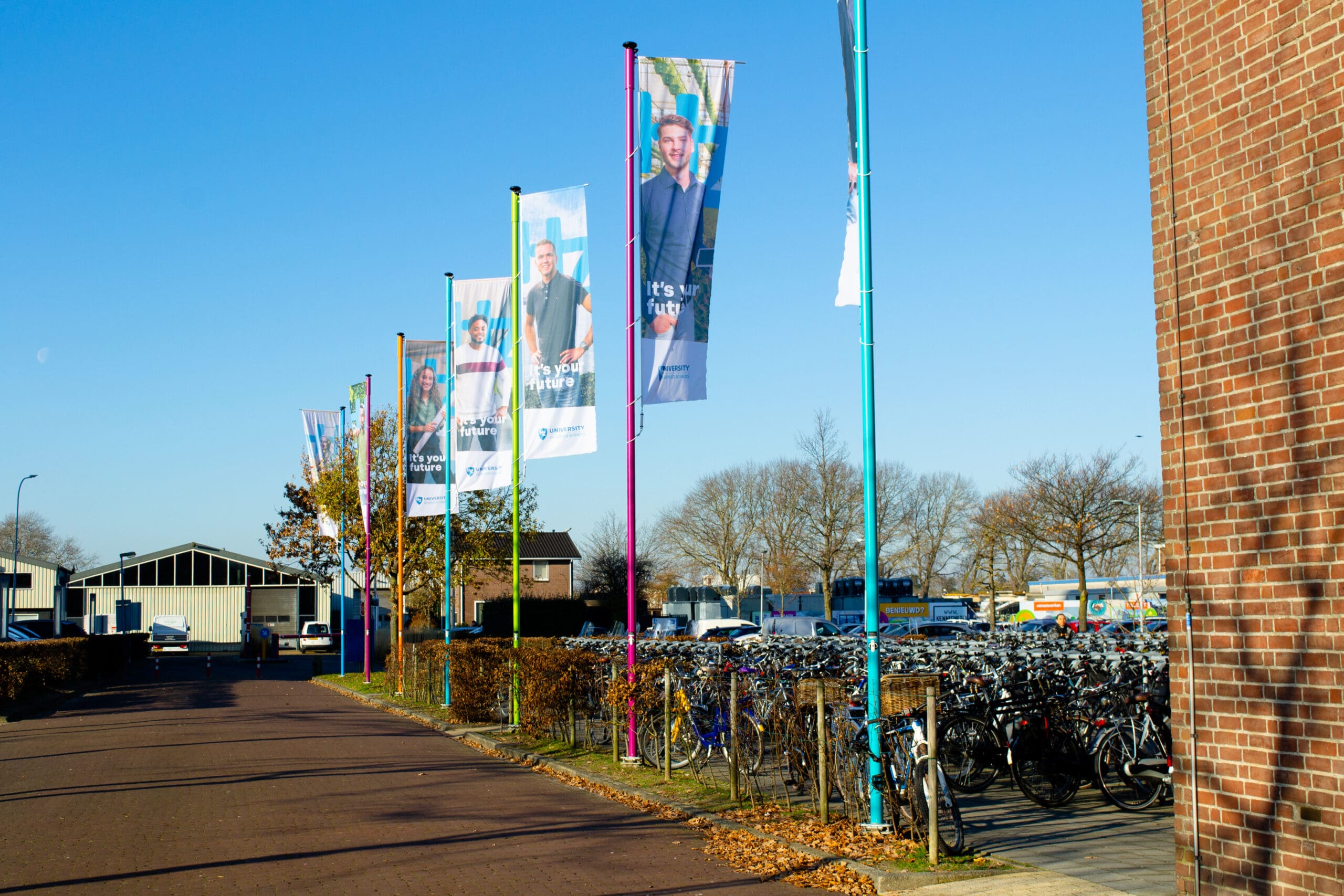 Vlaggen en gekleurde vlaggenmasten bij HZ University of applied sciences