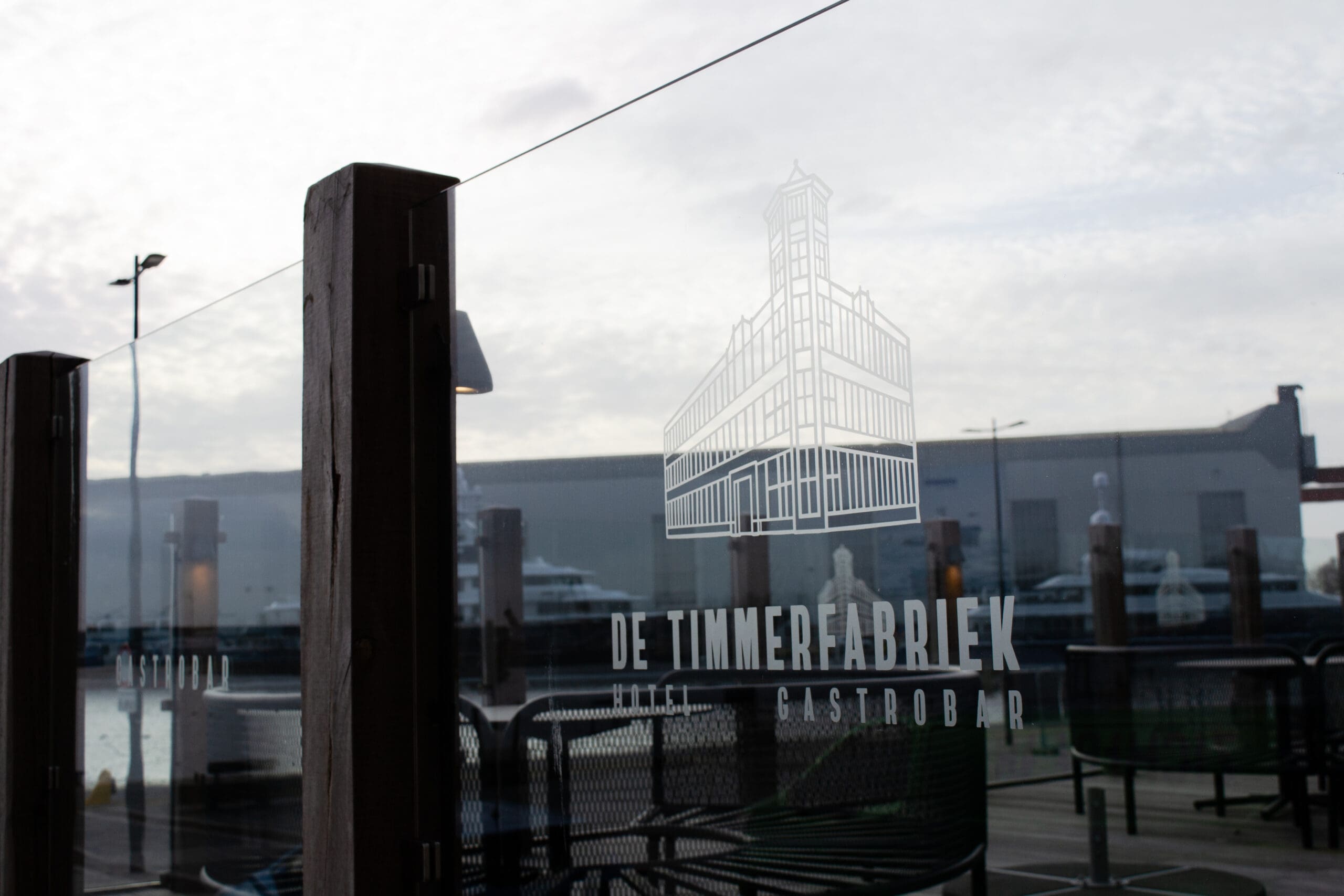 Logo in etched glass folie bij Hotel De Timmerfabriek in Vlissingen