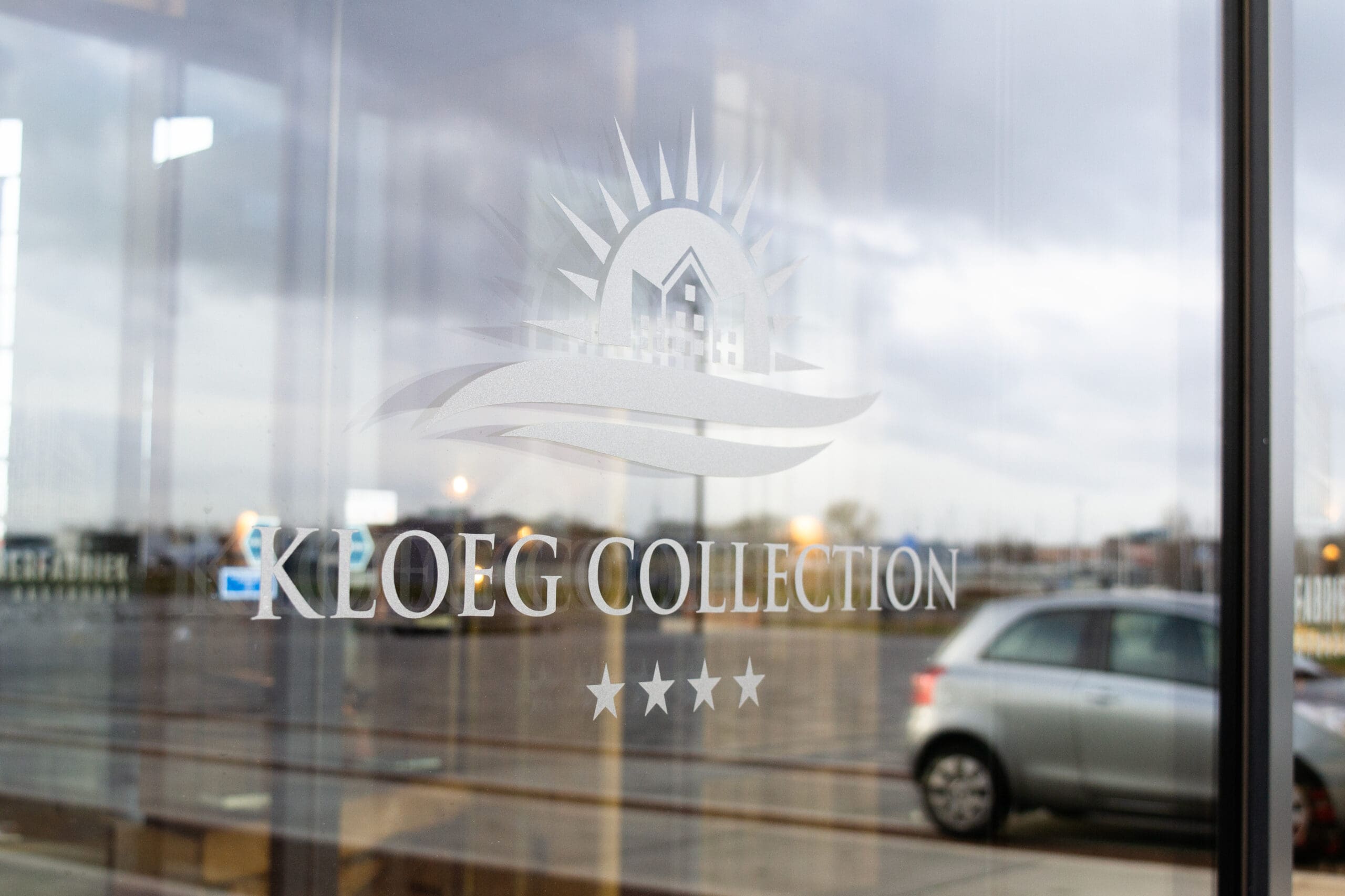 Logo Kloeg Collection met etched glass raamfolie