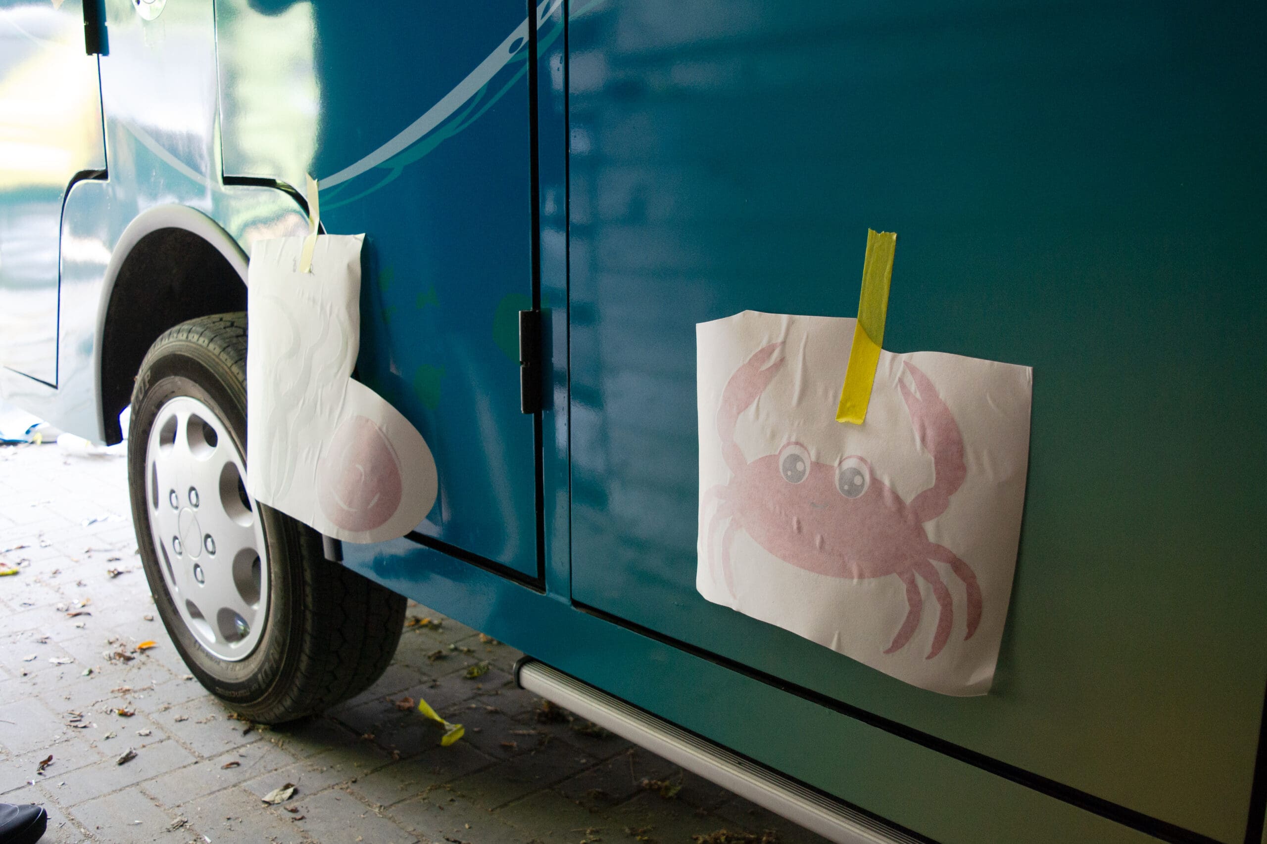 Close up van autostickers op pendelbus