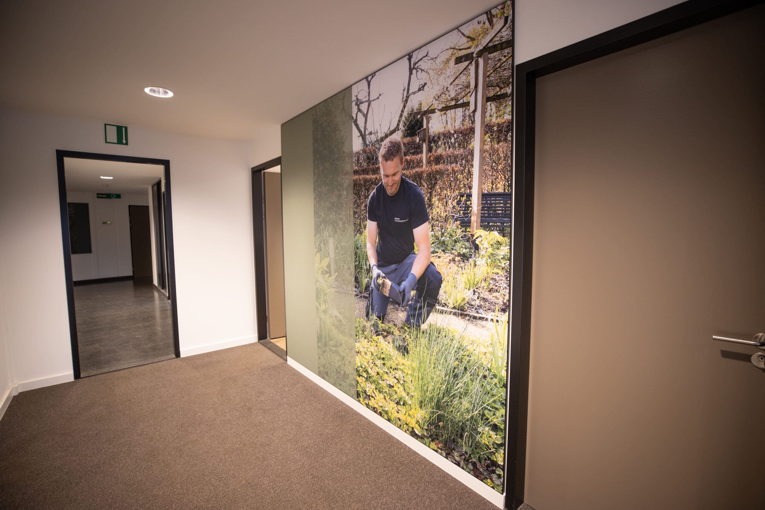 Textielframe in de gang bij dolmans landscaping