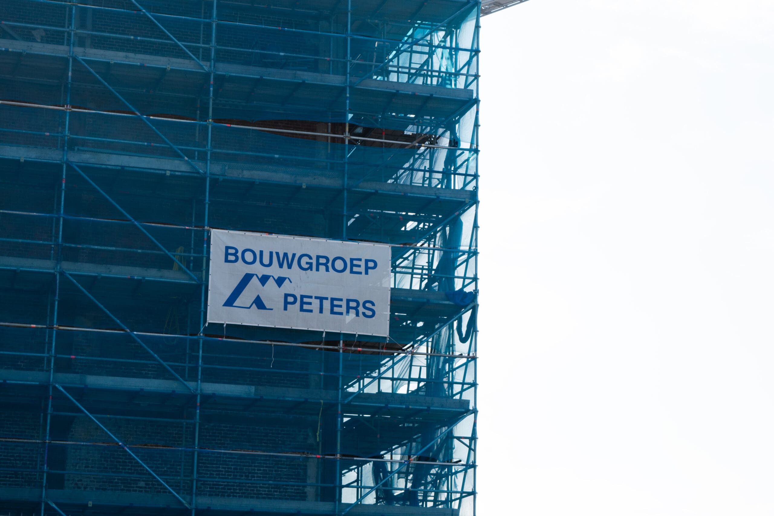 Bouwhekdoek aan steiger van bouwgroep peters