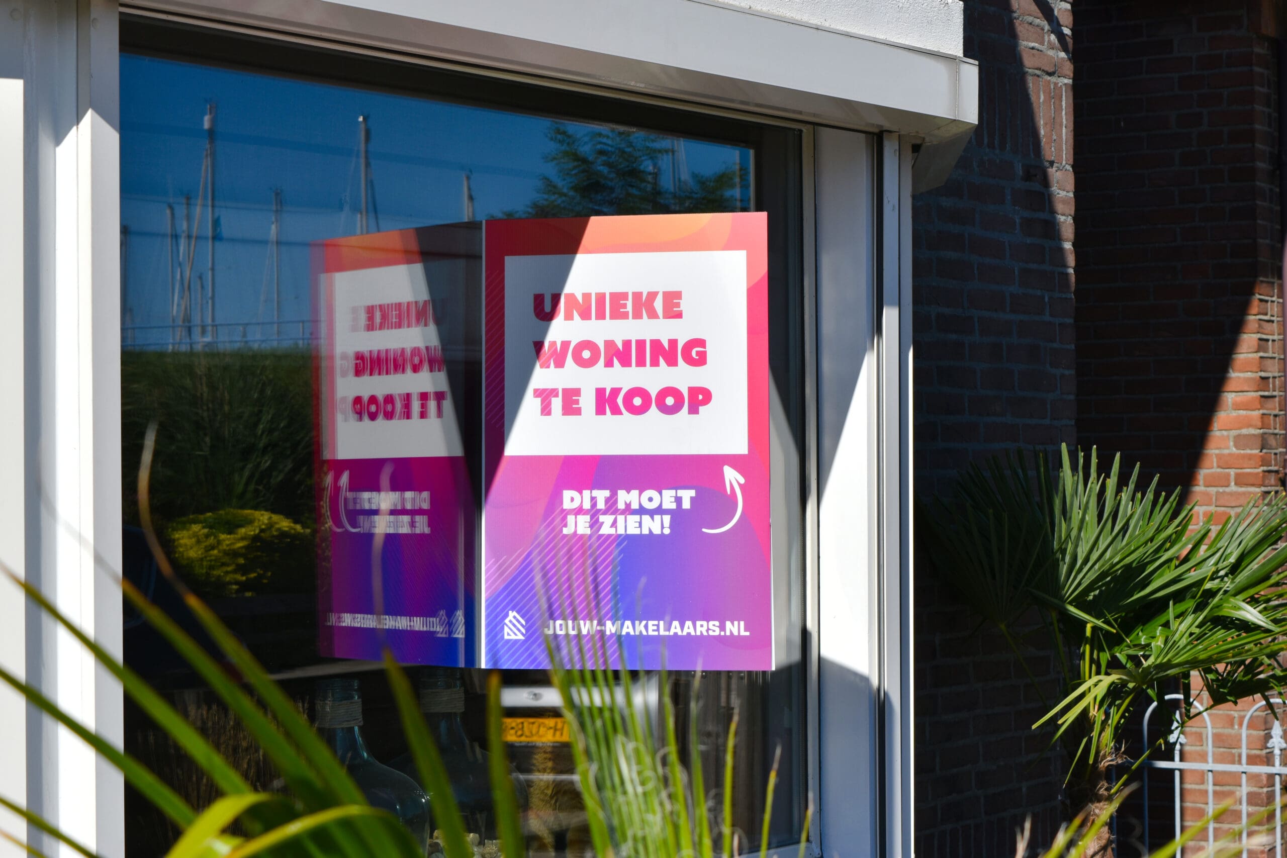 Makelaarsbord 'te koop' op woning