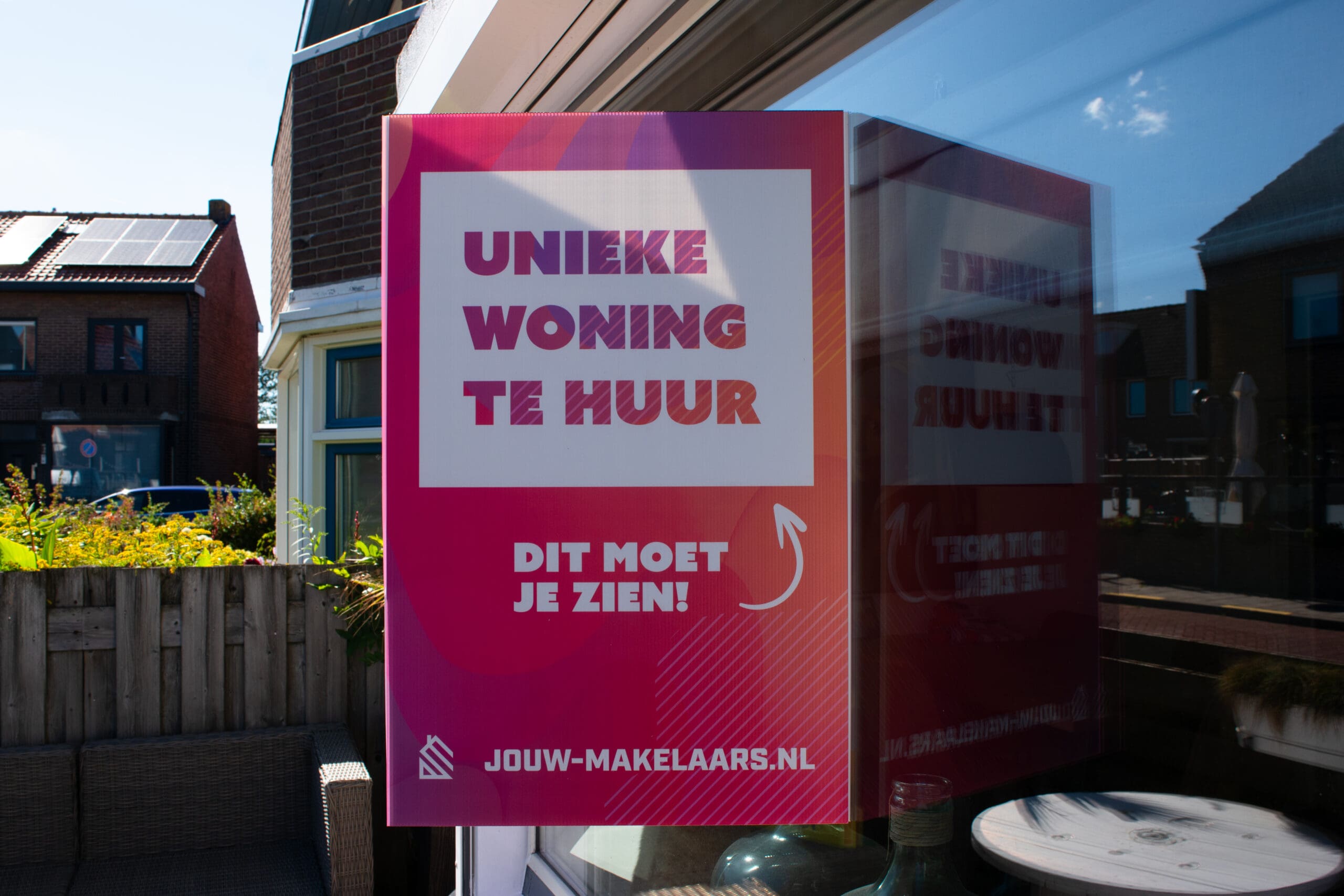 Makelaarsbord 'te huur' op woning