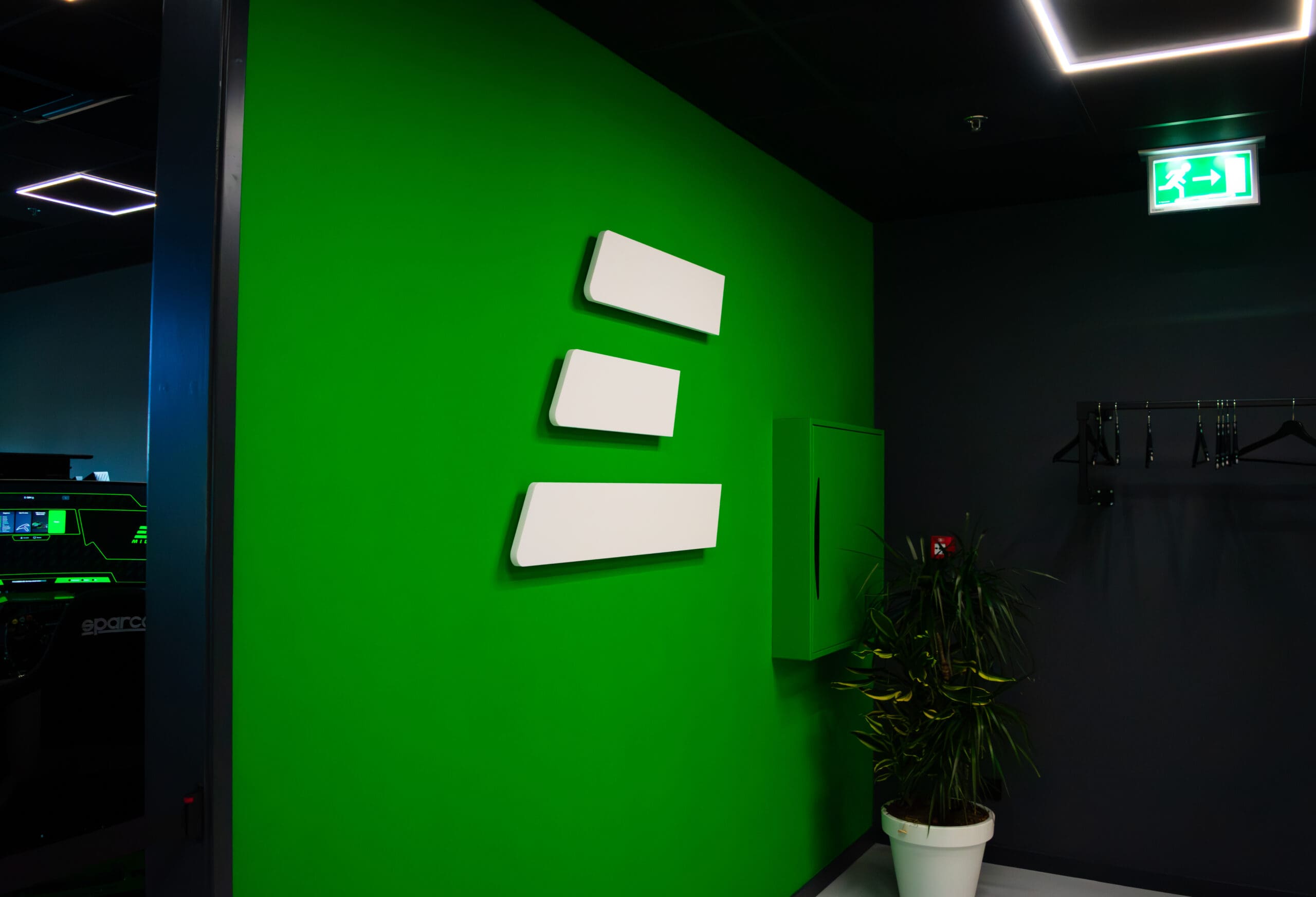Acrylox letter E uit logo E-sim in middelburg
