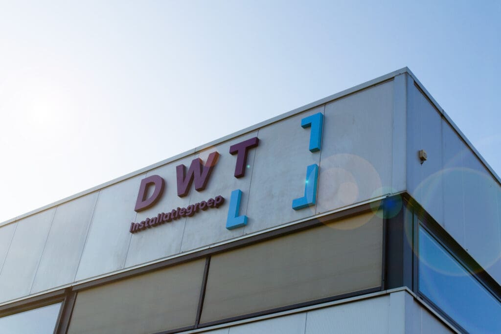 Gevelreclame bij DWT Groep in Goes