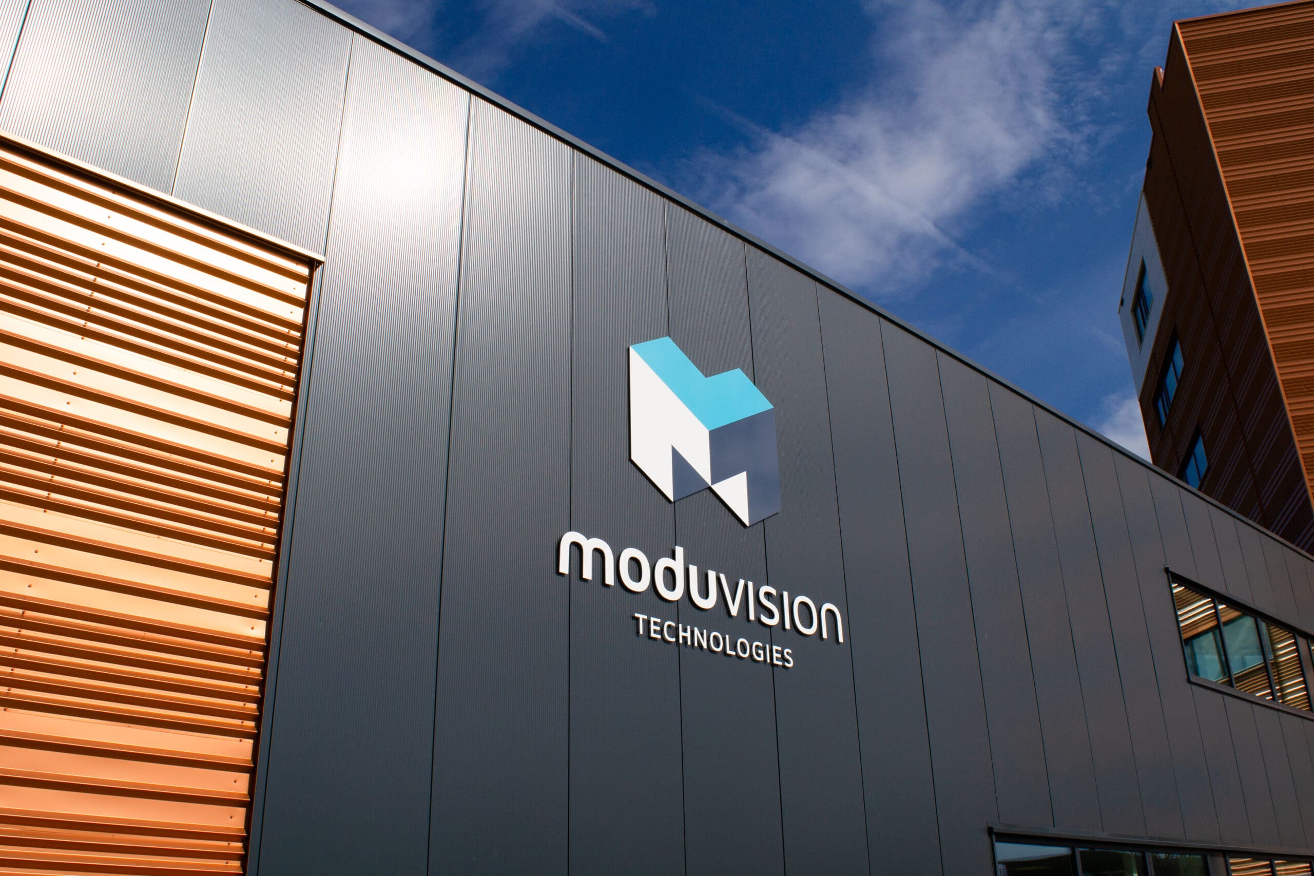 Acryloc gevelletters onder een full color logo van moduvision in vlissingen