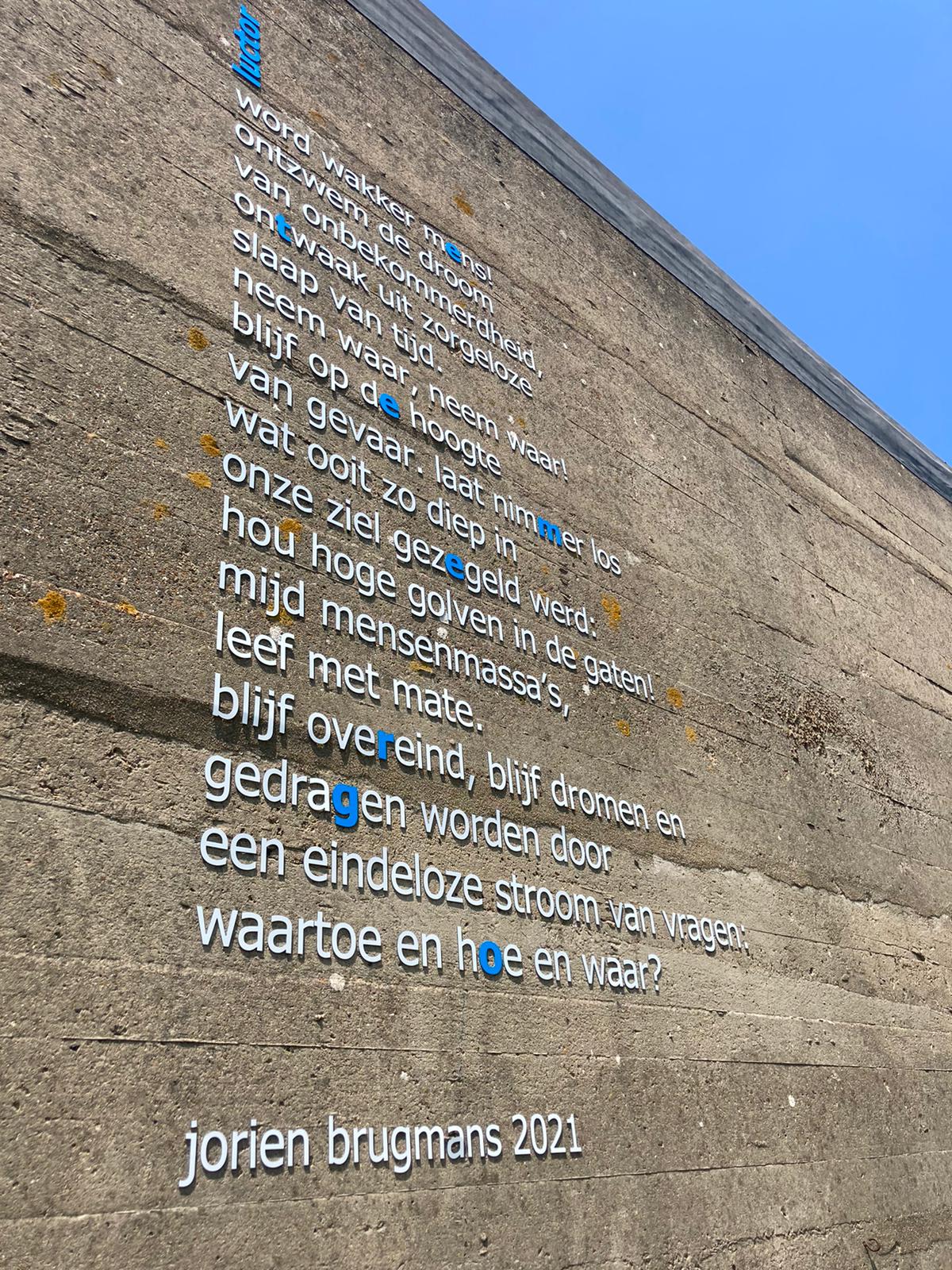 Gevelreclame gedicht bij Watersnoodsmuseum in Nieuwerkerk