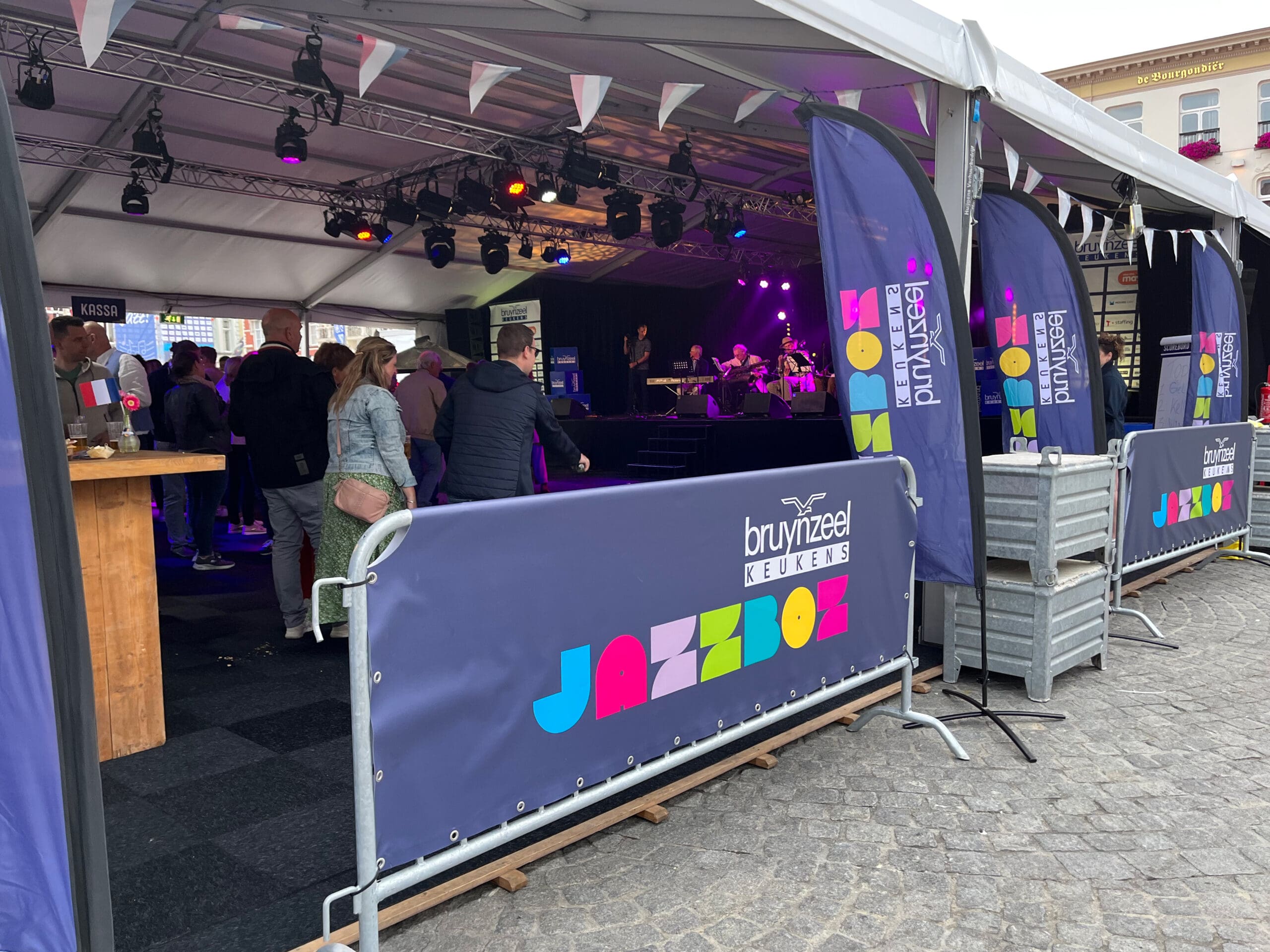 Vlaggen en dranghekdoeken bij JazzBoZ in Bergen op Zoom
