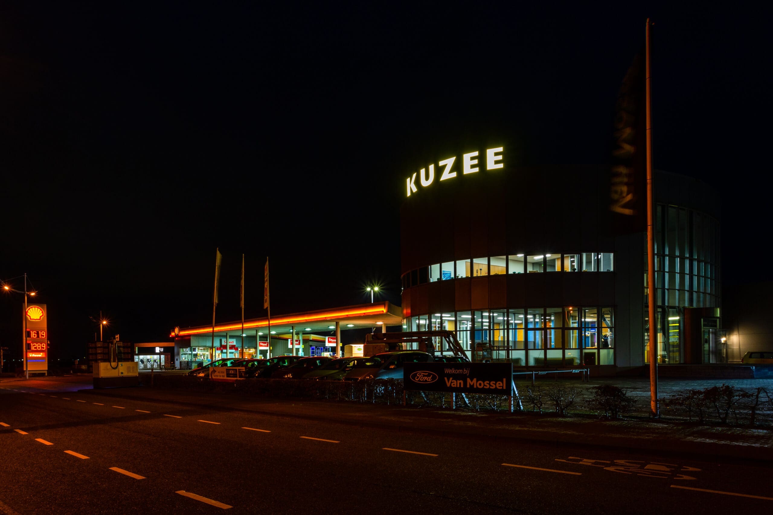 Lichtreclame Kuzee bij nacht
