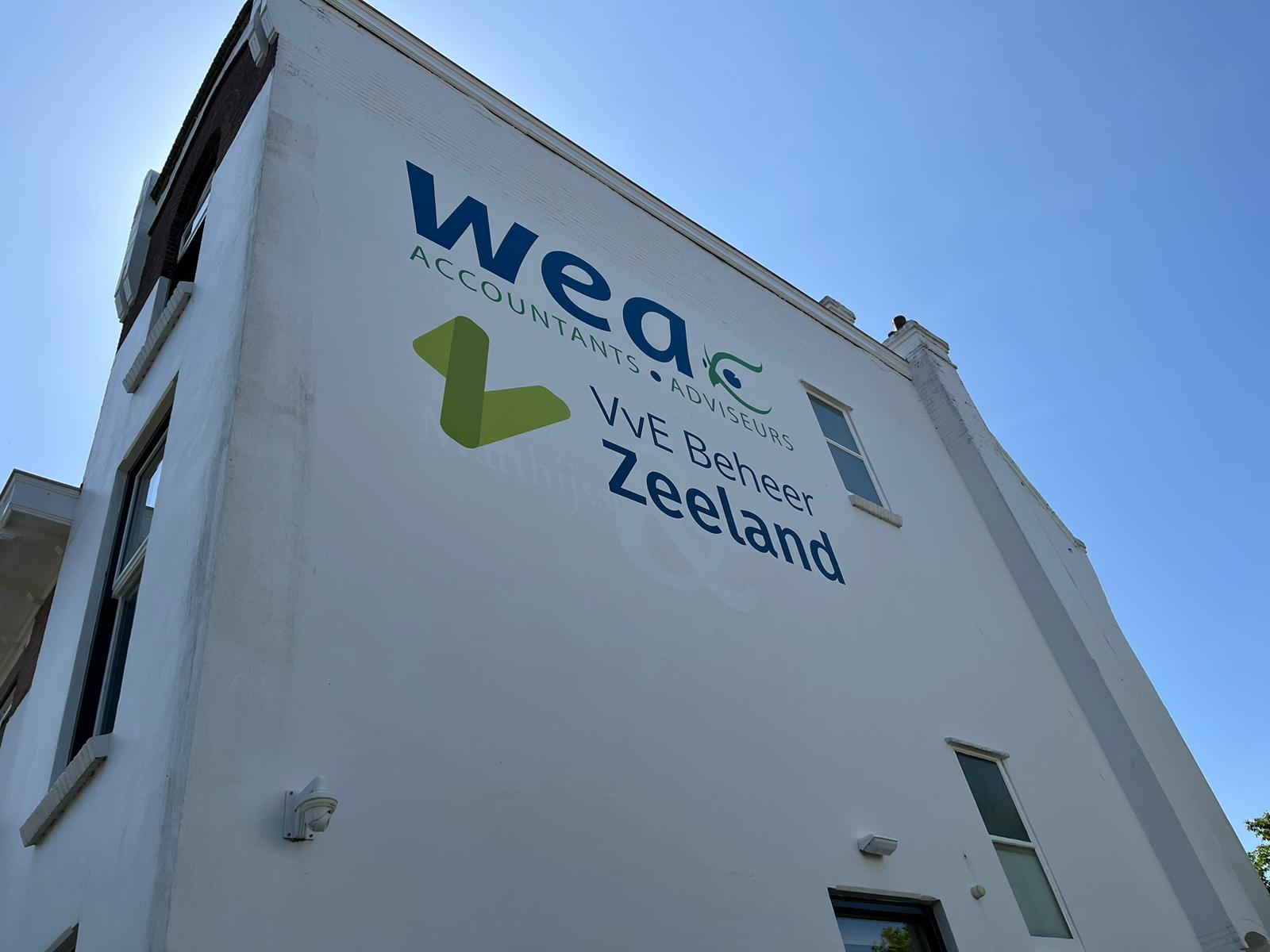 Gevelstickers van WEA accountants en VvE Beheer Zeeland