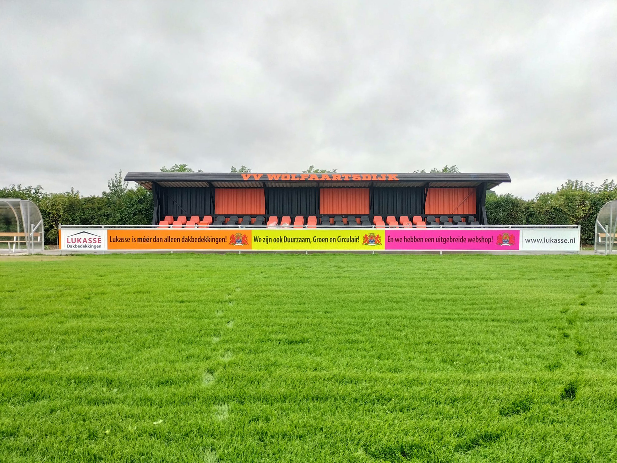 Reclameborden langs het voetbalveld