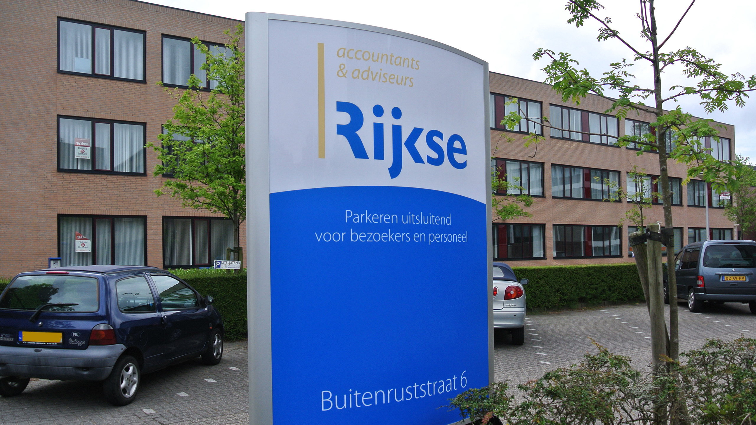 Reclame zuil bij accountants & adviseurs Rijkse