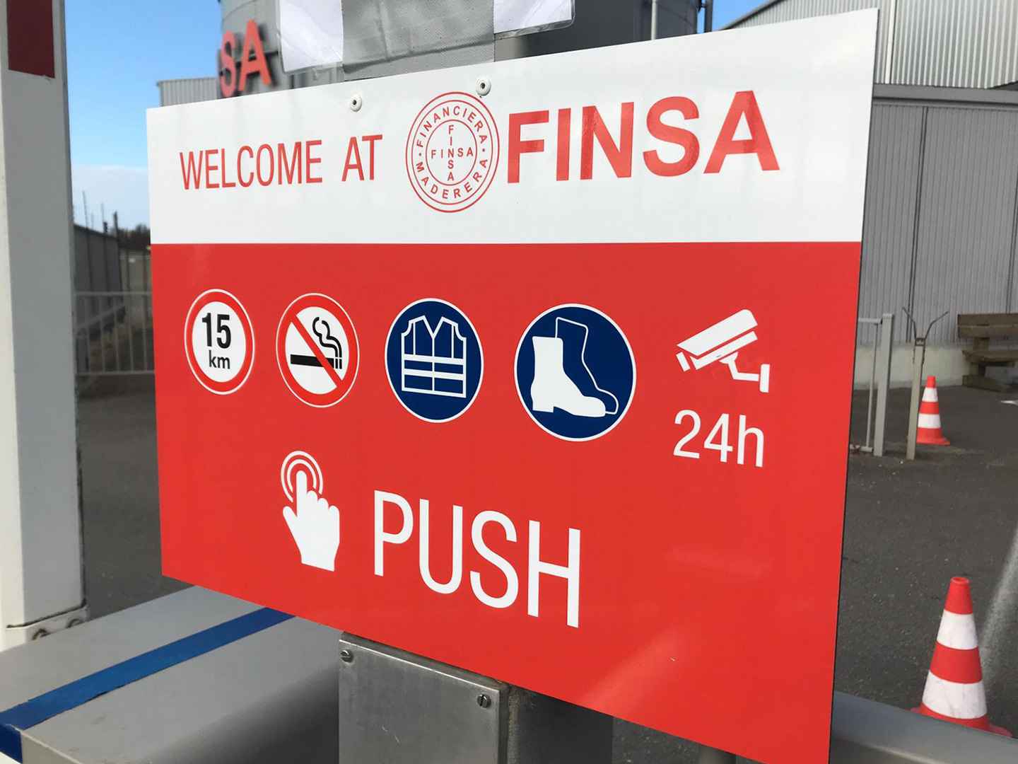 Toegangsbord bij Finsa met veiligheidssignalering er op