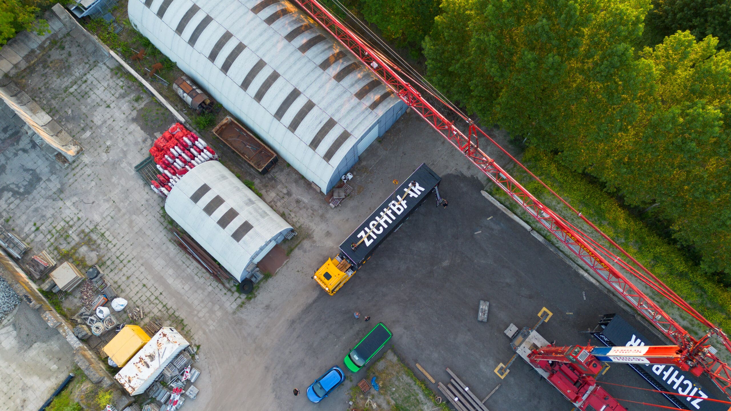 Drone shot met reclame containers er op die van een vrachtwagen worden gehaald