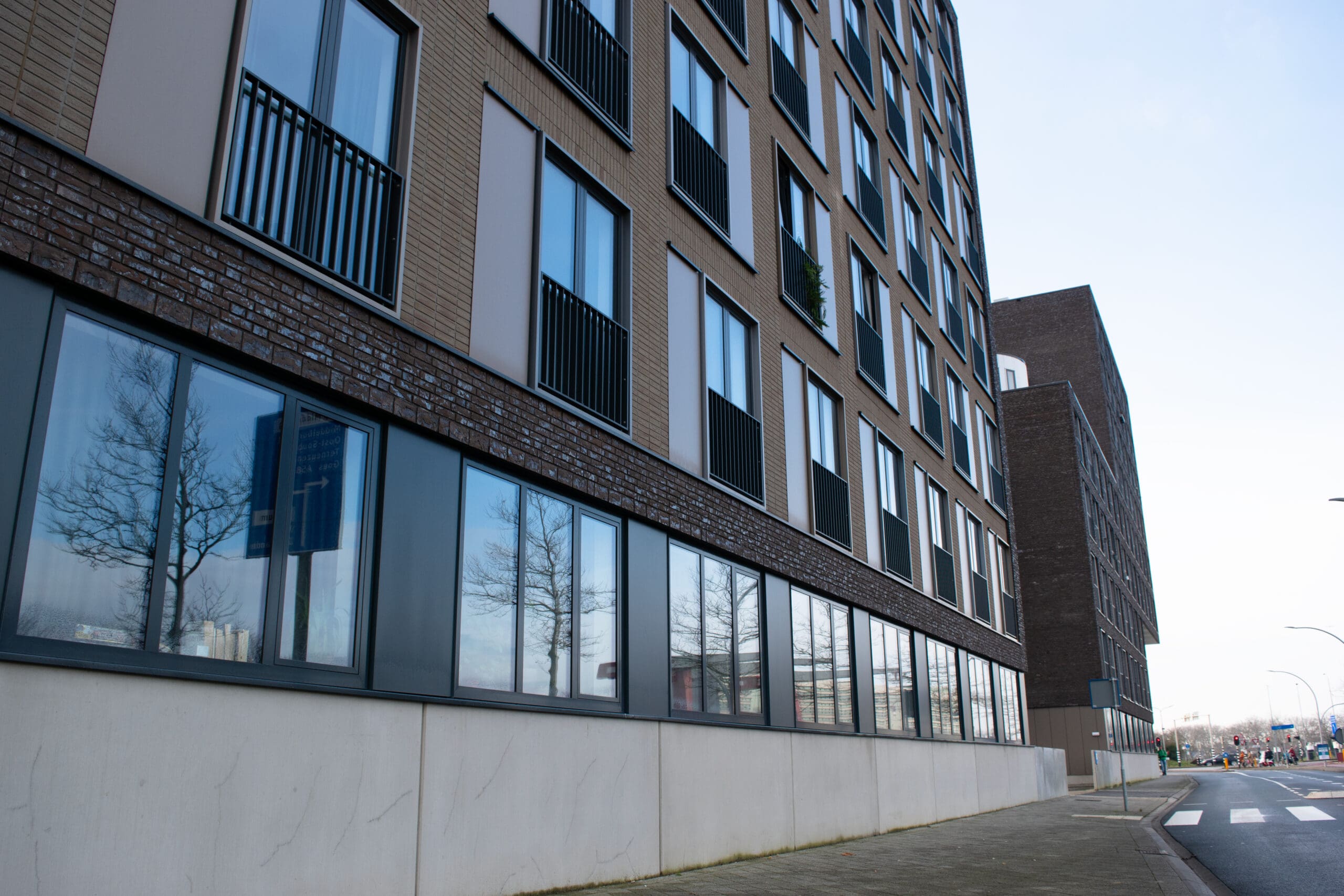 Gebouw met anti vandalisme folie er op