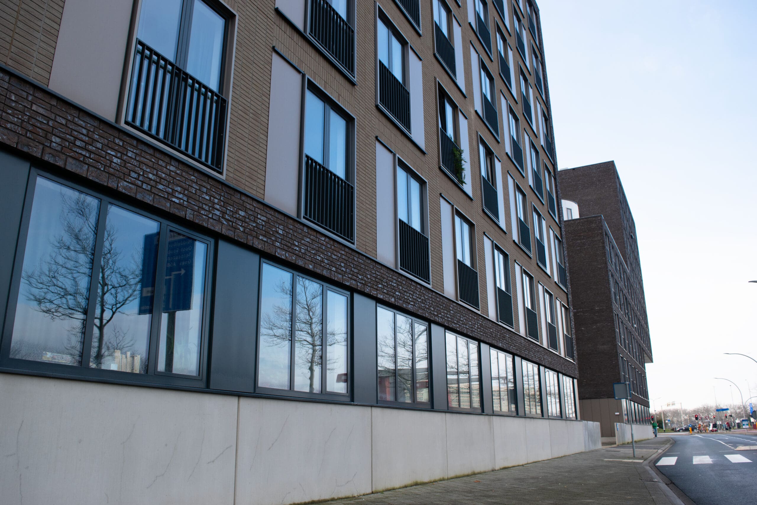 Veiligheidsfolie op onderste verdieping van appartementencomplex in middelburg