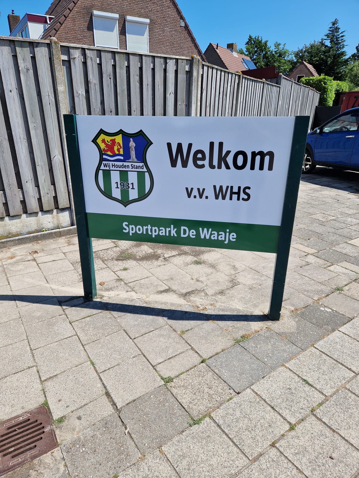 Welkomst bord bij een voetbalclub