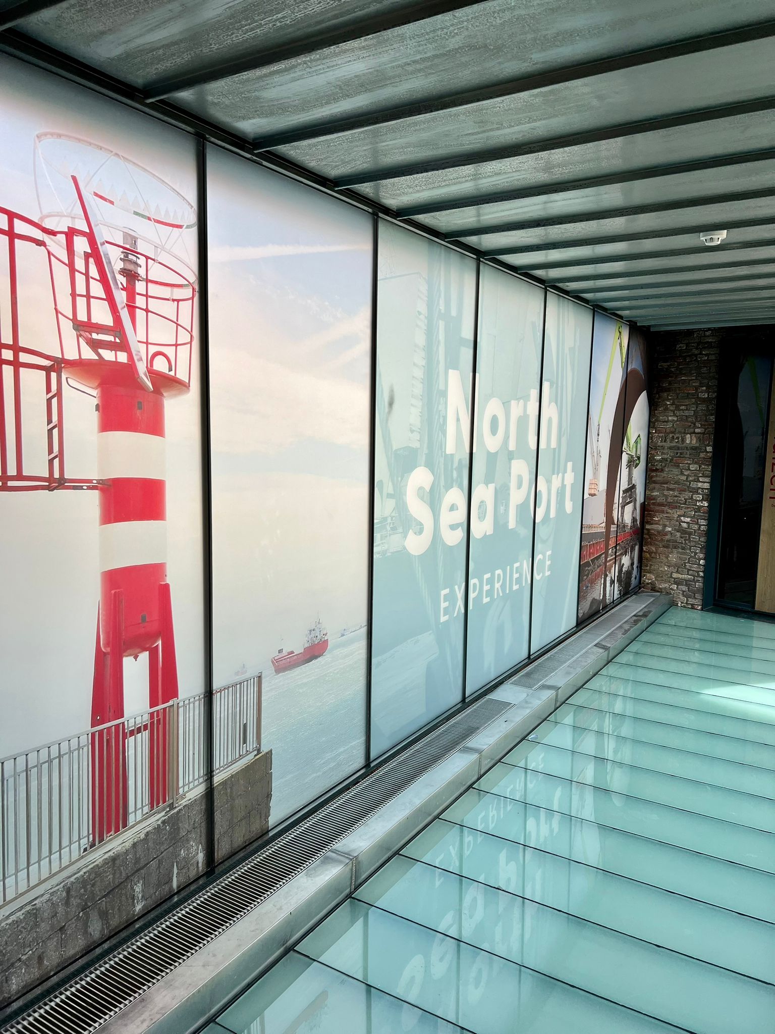 Volledig geprint raamfolie van de north sea port experience bij het muzeeum in vlissingen