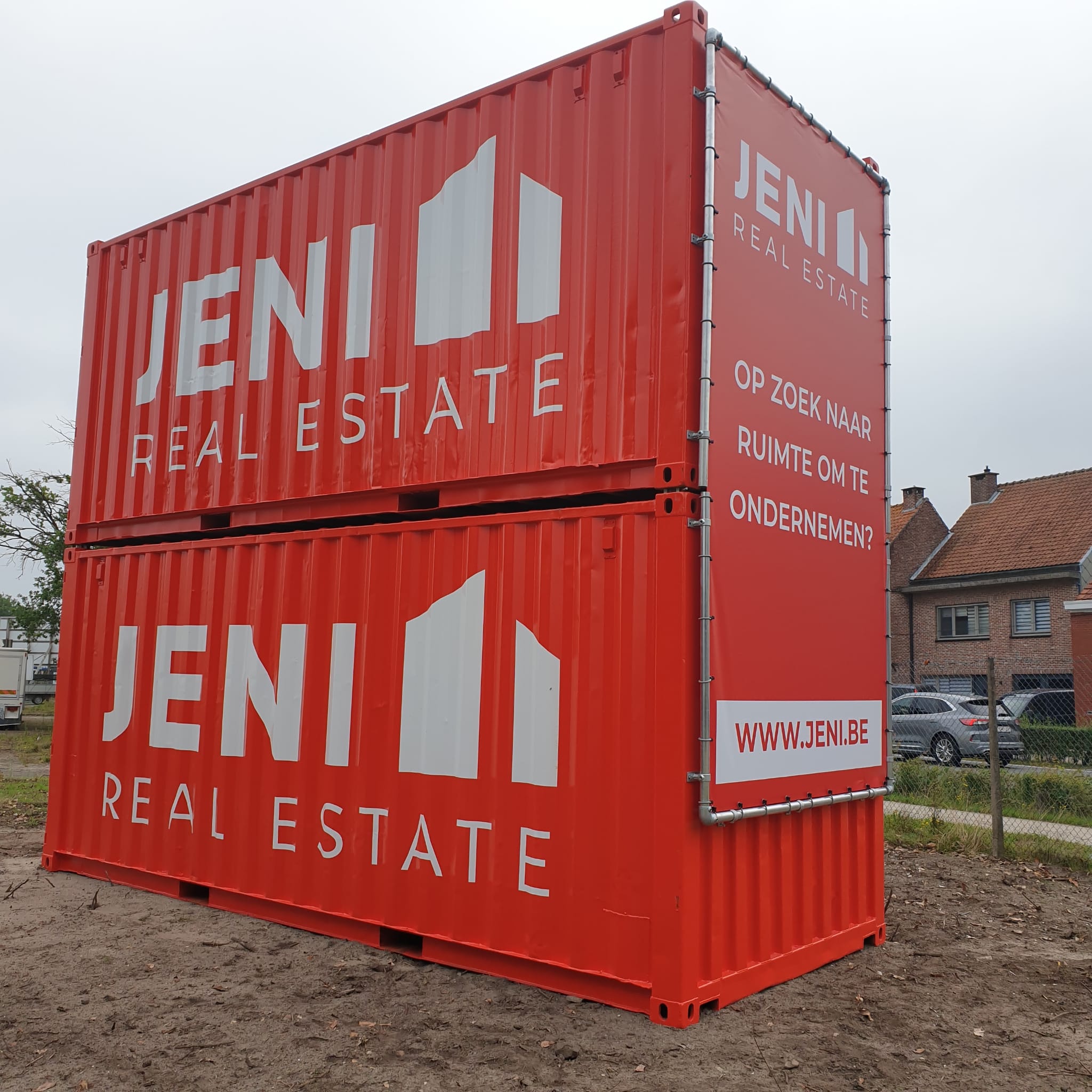 Reclame containers met reclame voor woningen erop