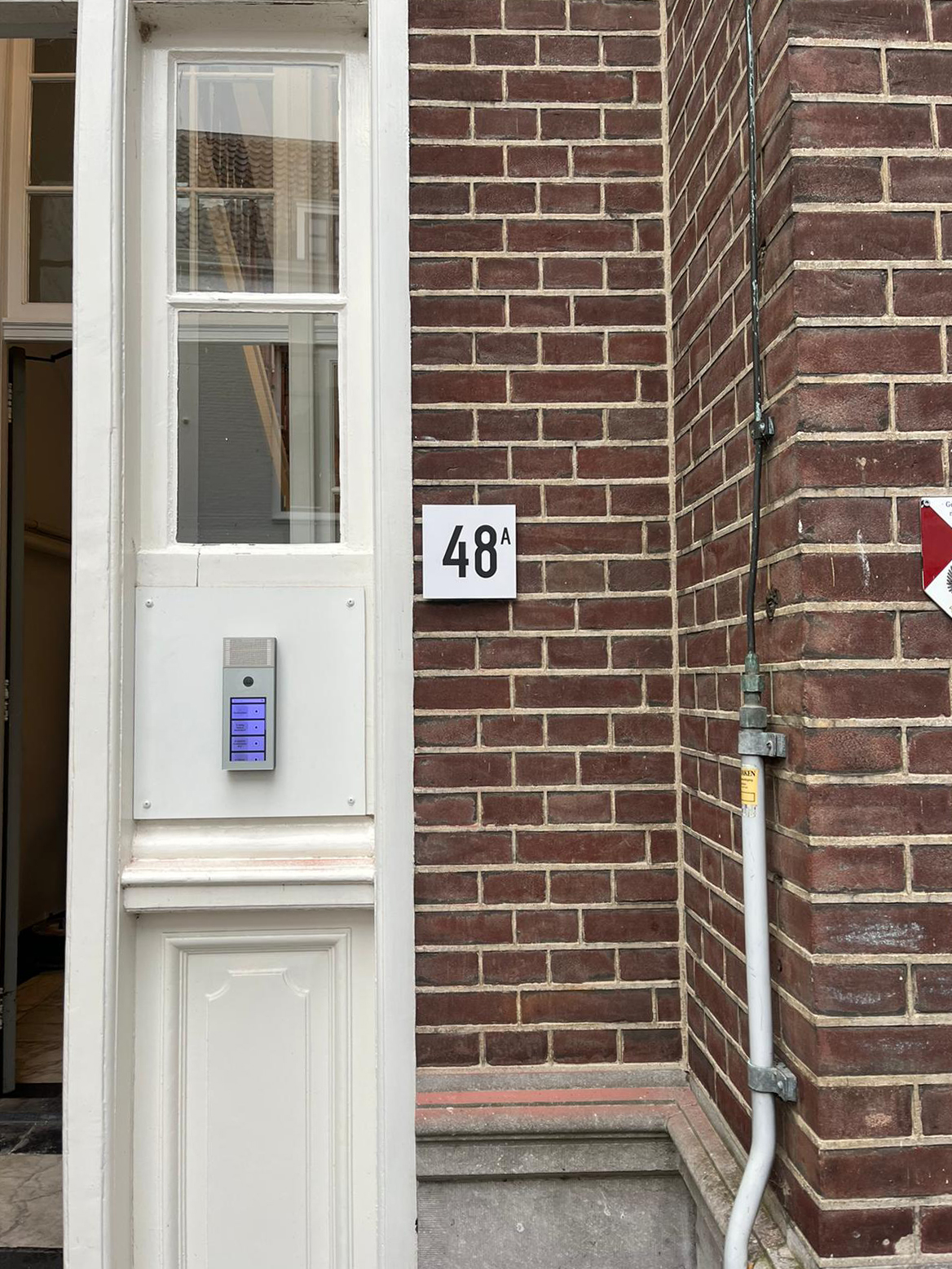 Huisnummerbord naast voordeur