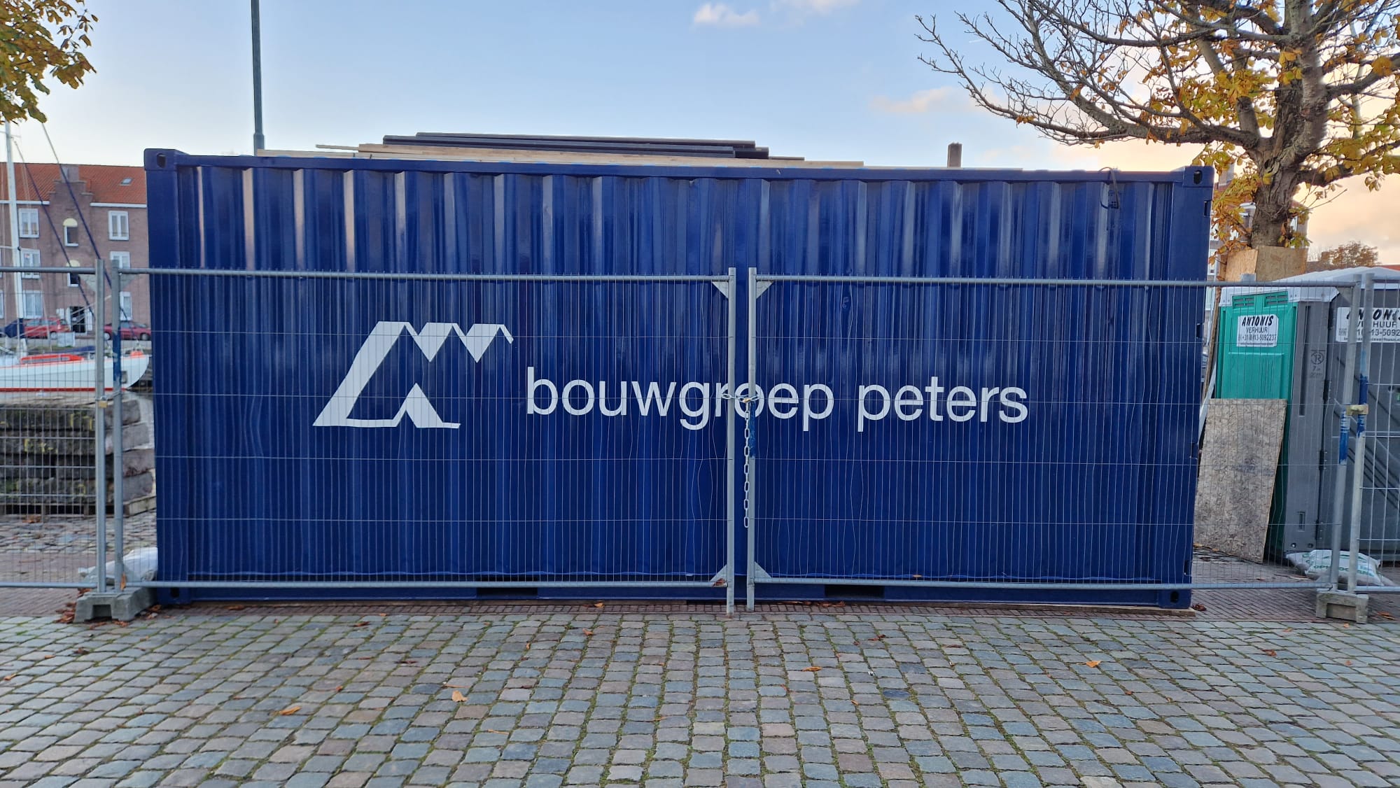 Reclame container van Bouwgroep Peters