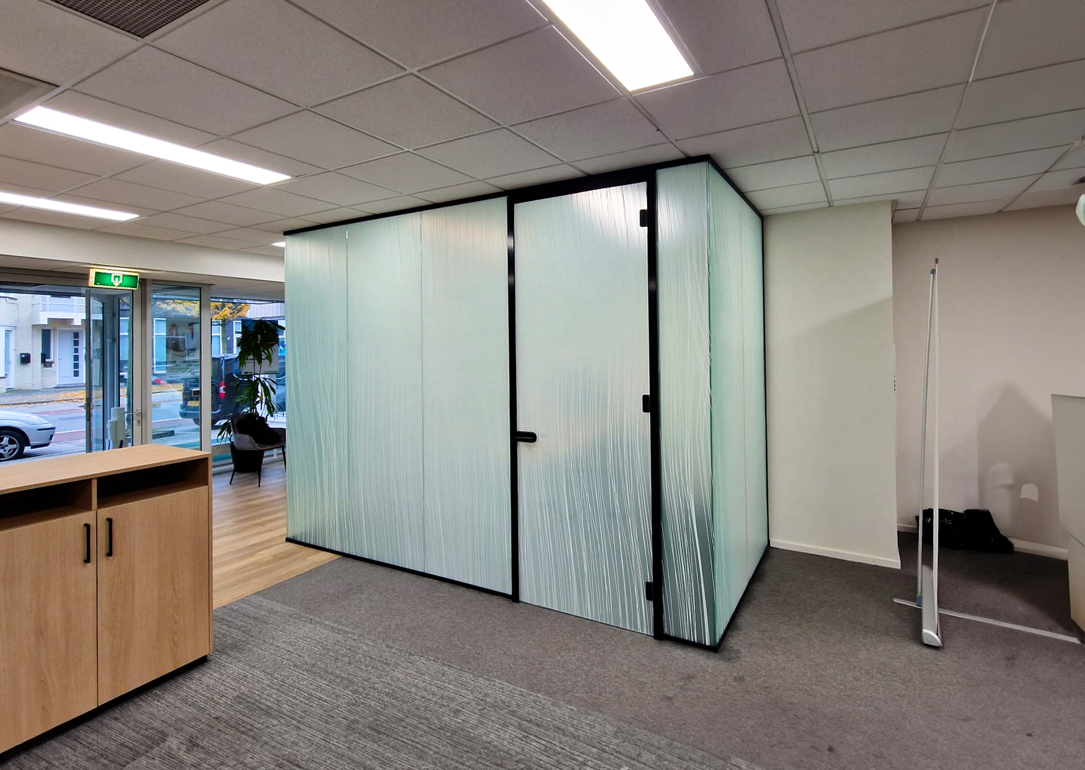 Privacyfolie van etched glass gemonteerd op spreekruimte door zichtbaar