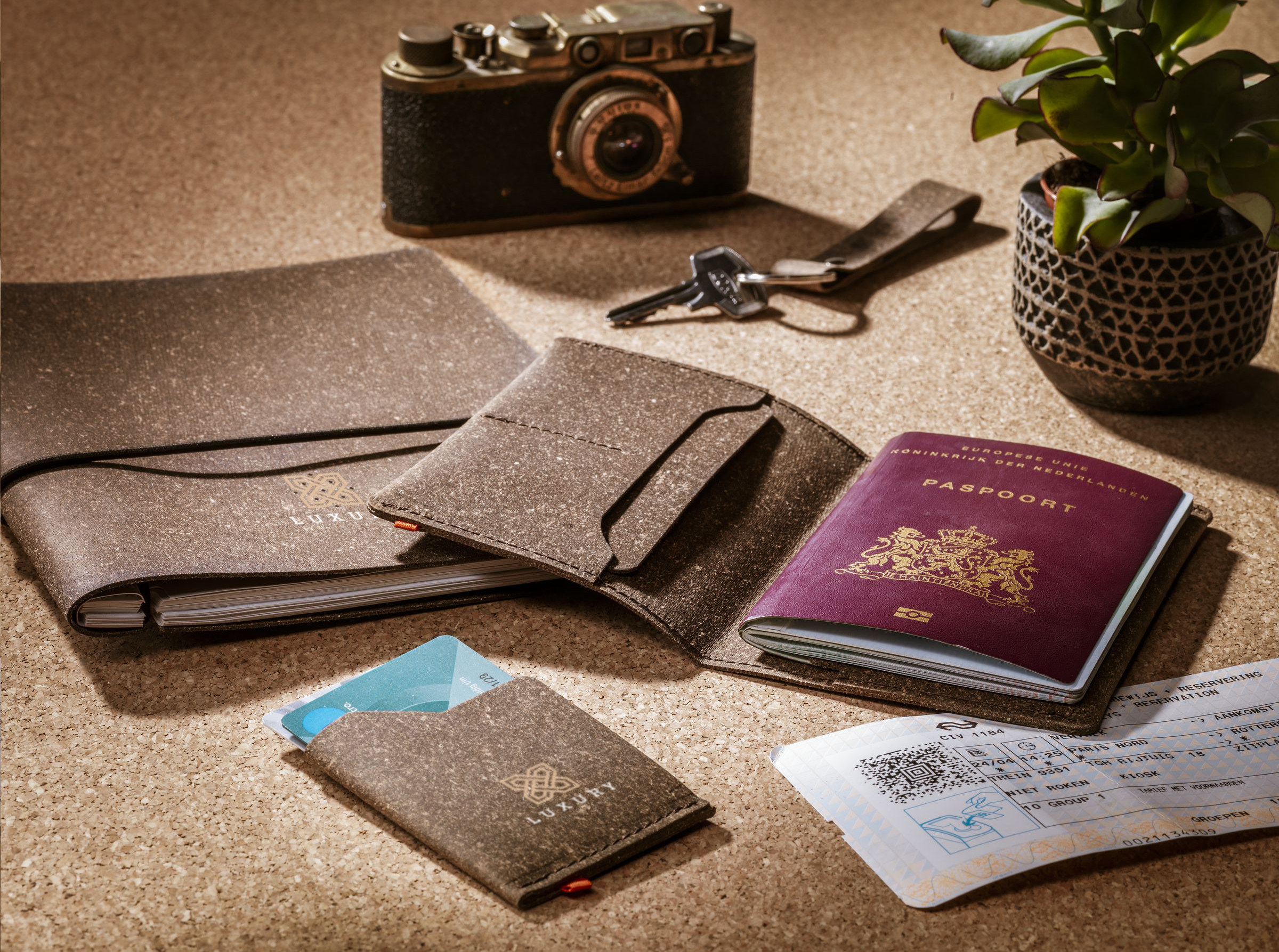 Notitieboekje, paspoorthouder en pashouder met logo