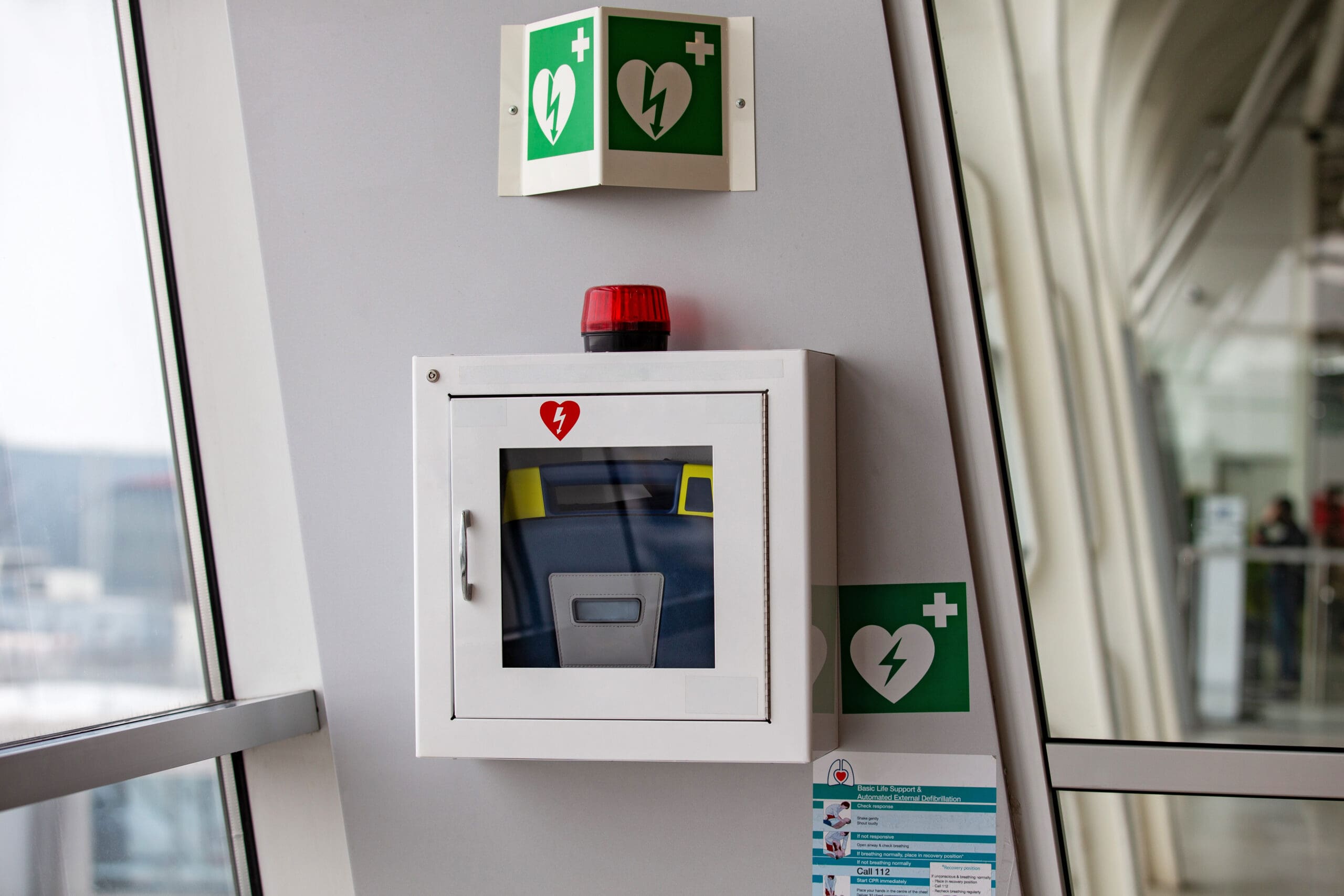 Reddingsmiddelensignalering bordje boven AED apparaat
