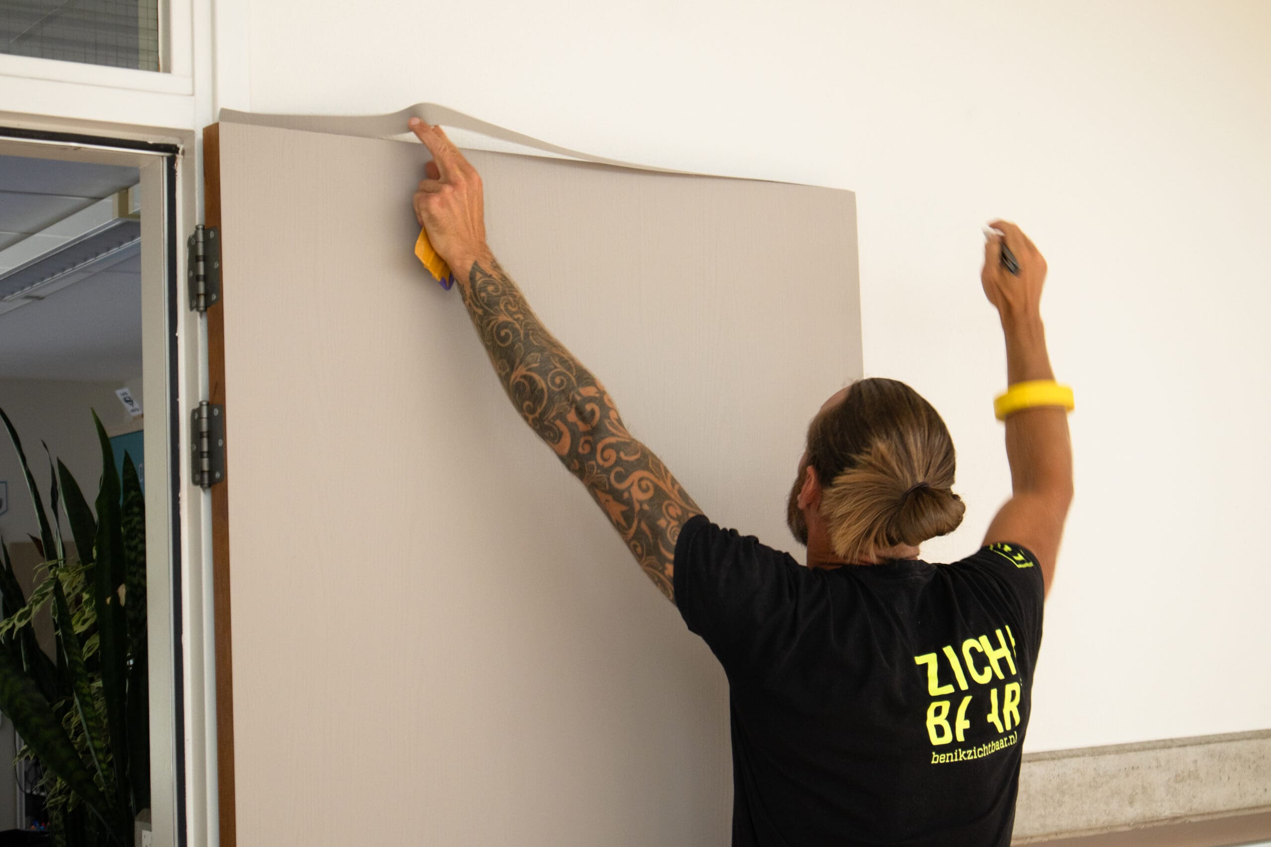 Binnendeuren wrappen in het lichtgrijs