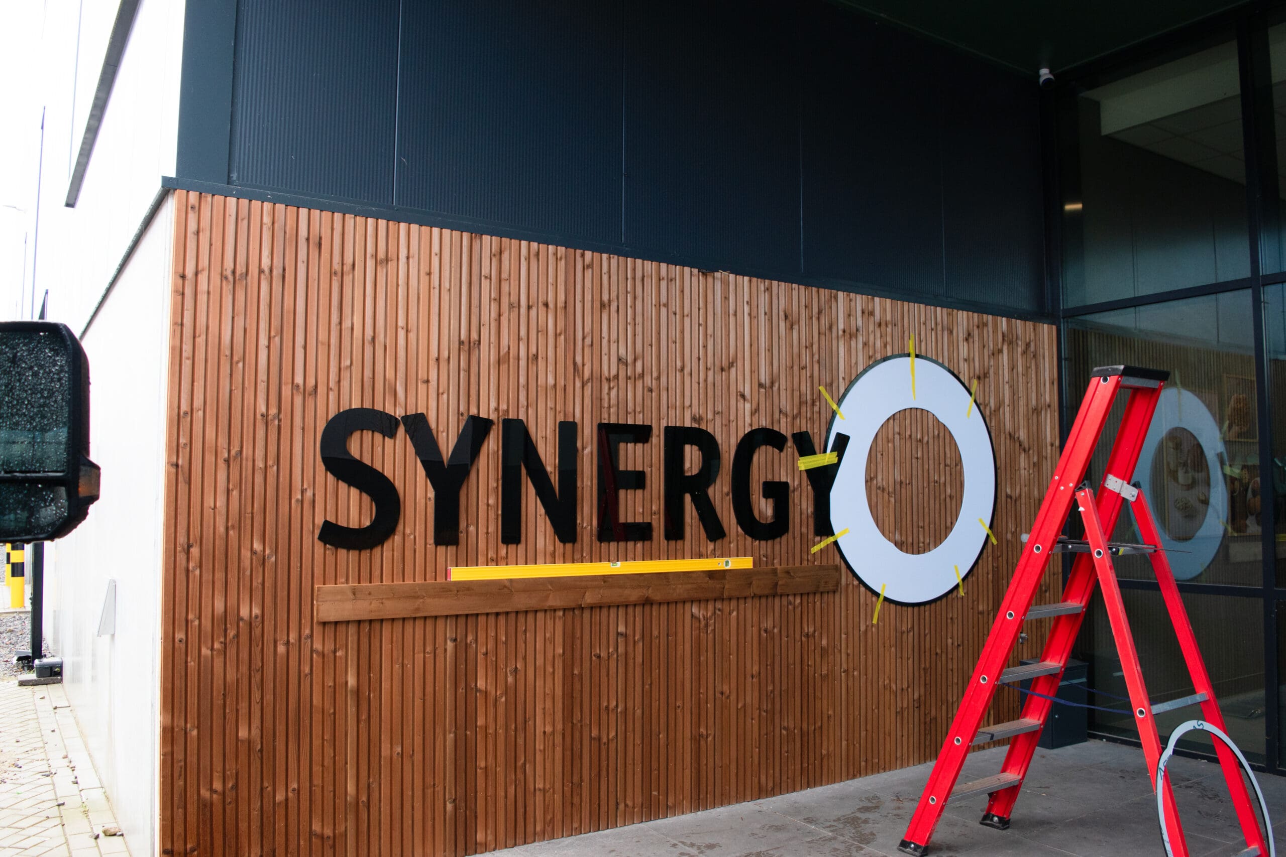 onverlichte gevelreclame, gevelreclame, gevel letters