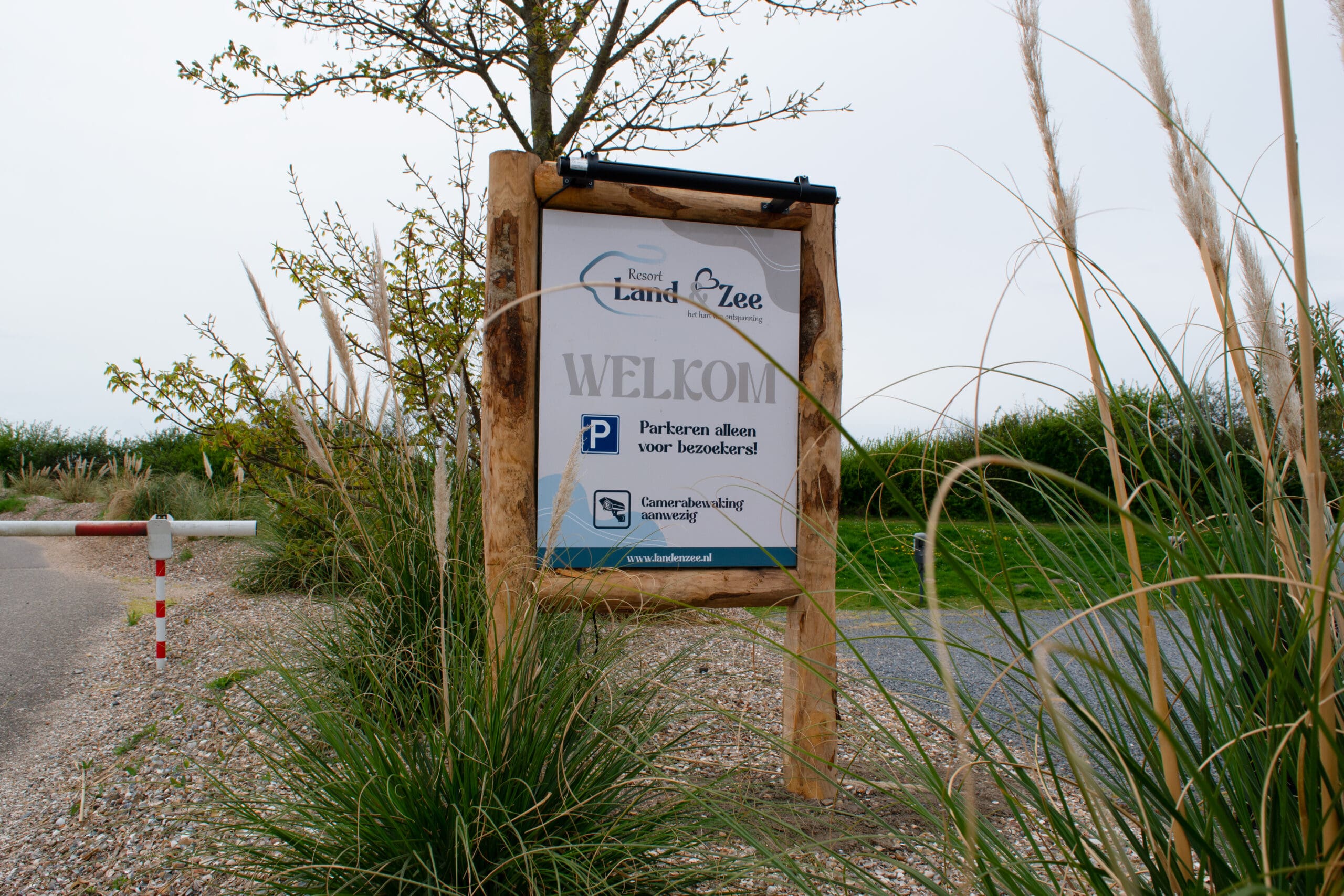 Informatiebord op houten palen gebruikt als welkomstbord. Informatiebord camping Zeeland.