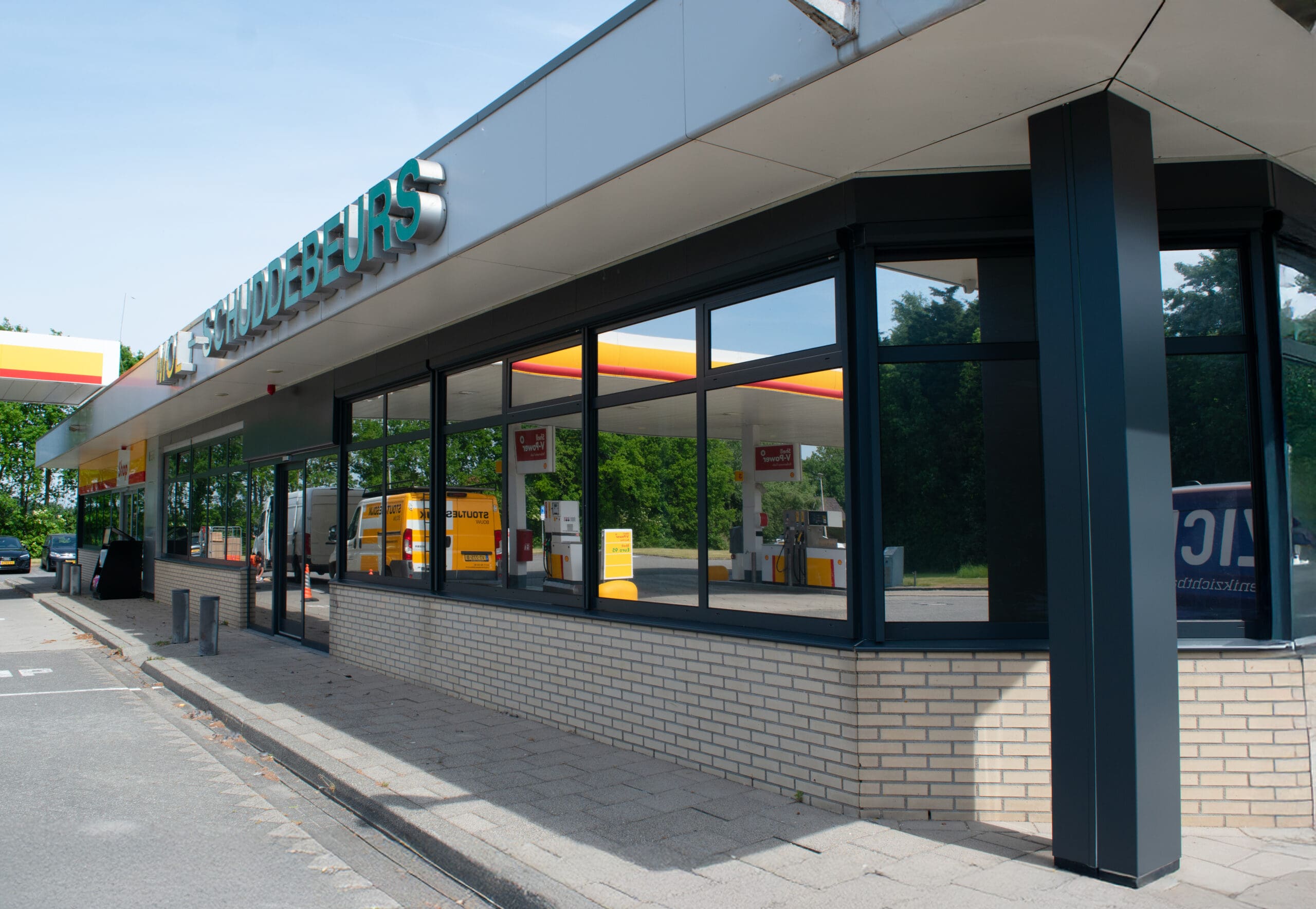 Gewrapte aluminium kozijnen. Gerenoveerde kozijnen met kozijnfolie