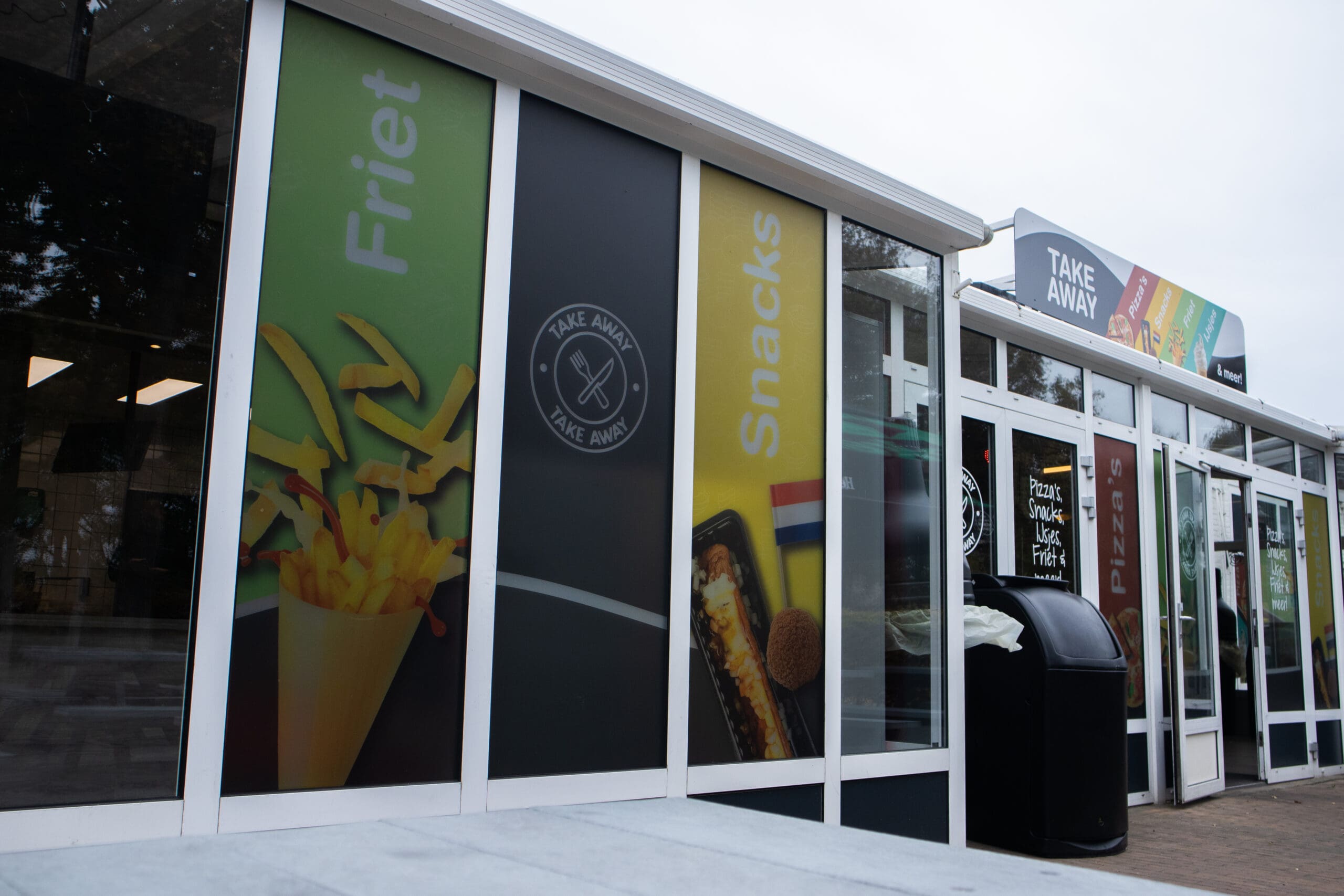 Raamstickers met bedrukking op ramen van een restaurant