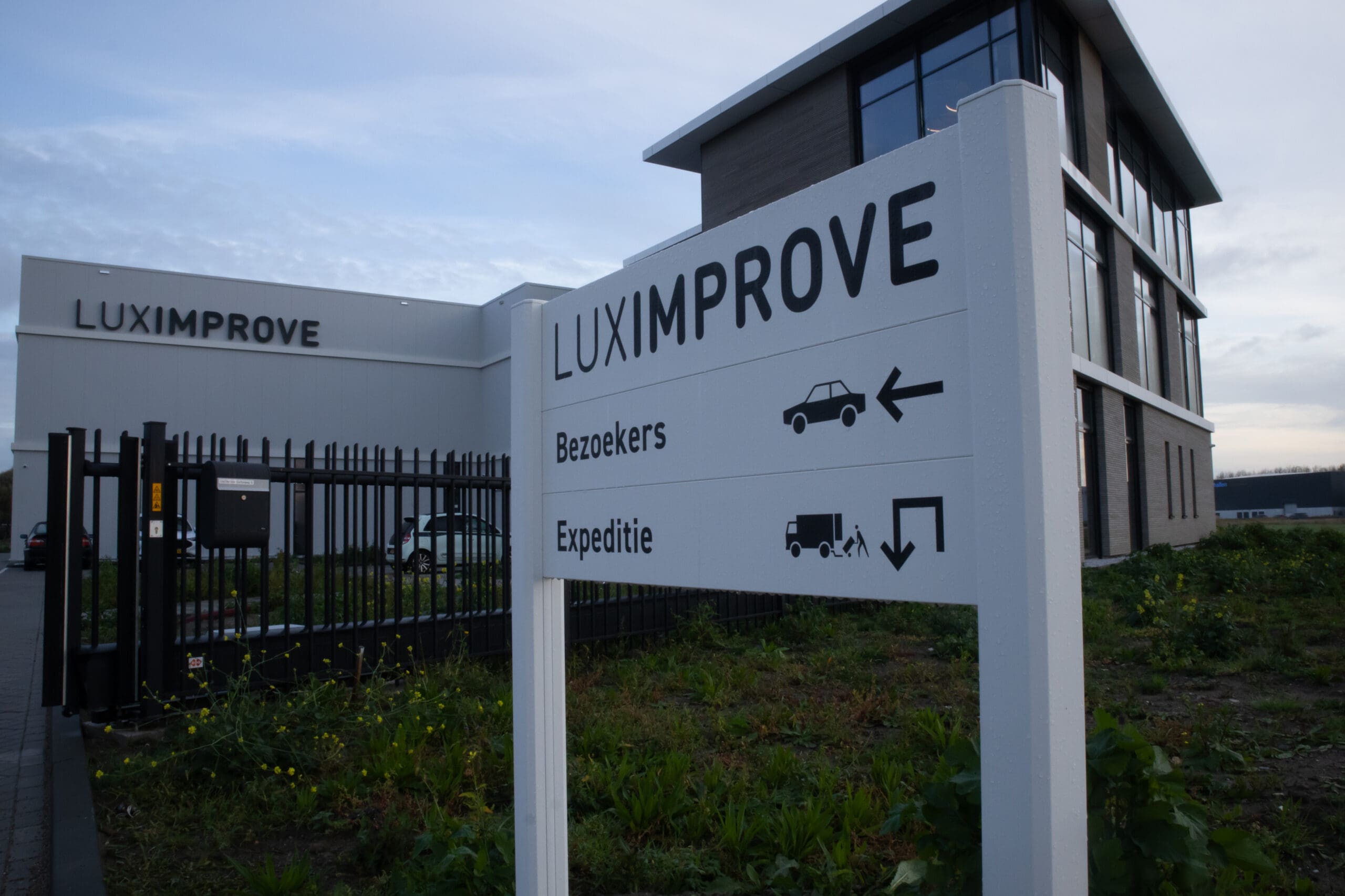 Routebordje als bewegwijzering buiten. Bewegwijzeringsbordje