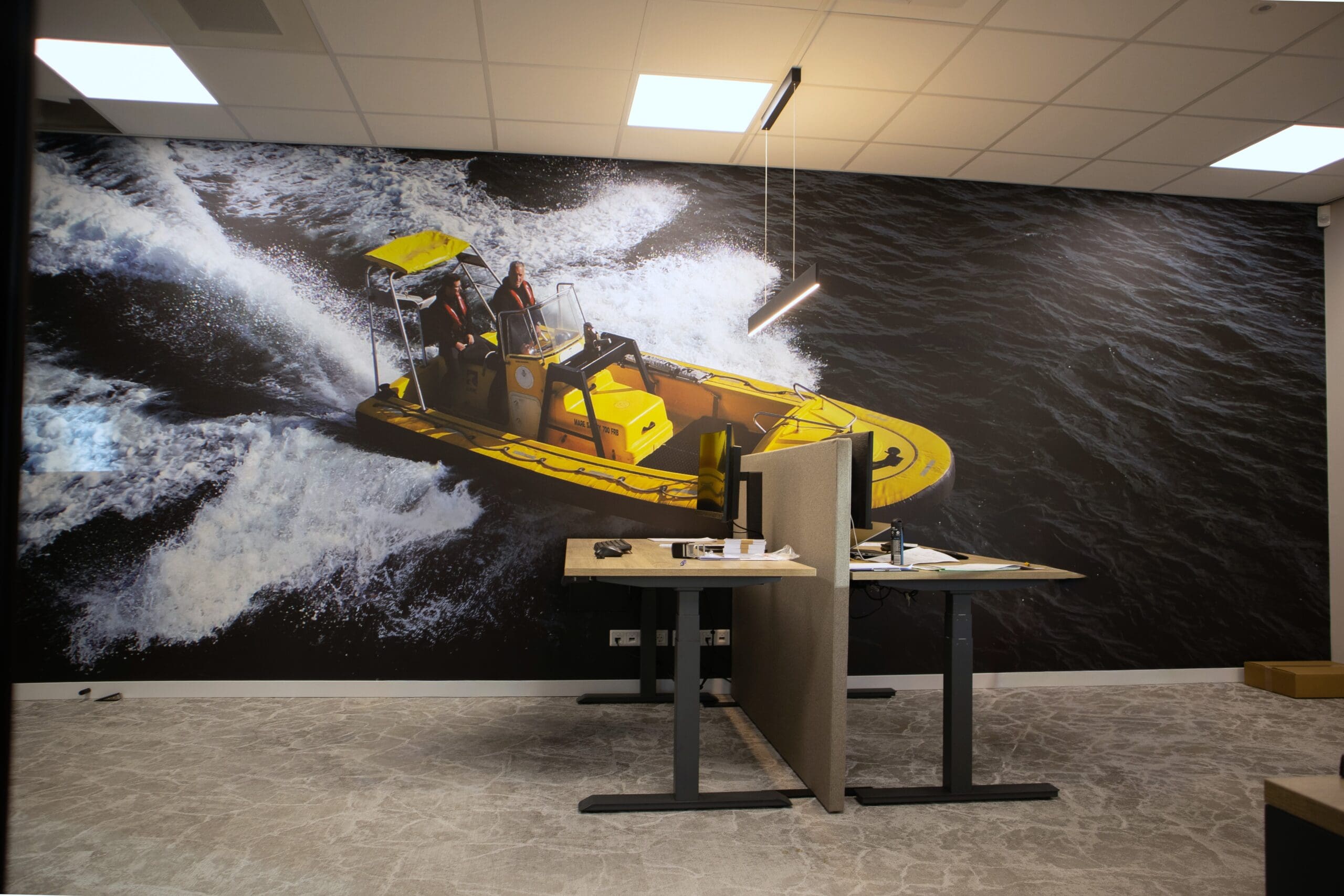 fotobehang van boot in een werkruimte