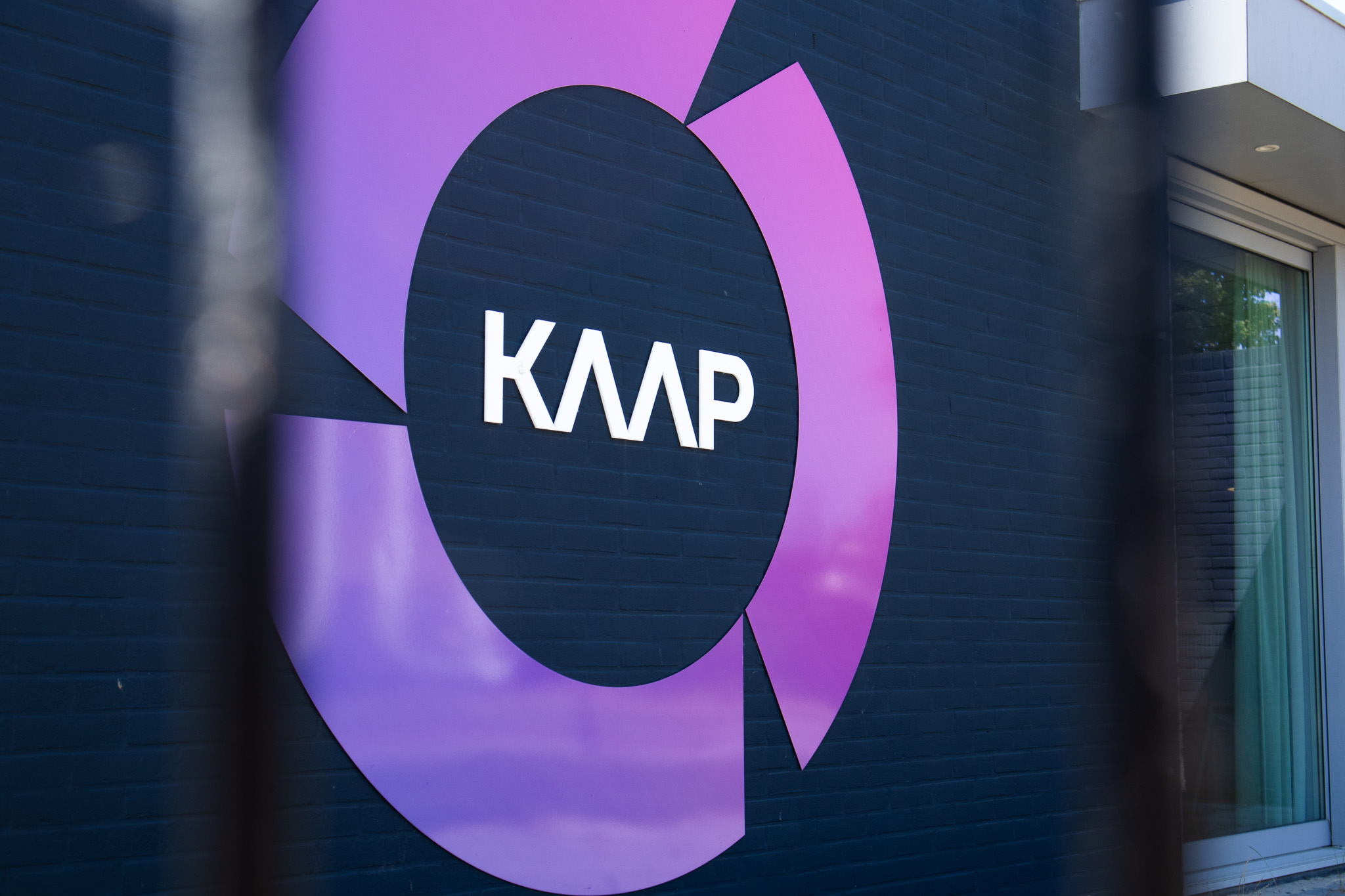 Logo met beeldmerk gemaakt van acrylox op gevel in Zeeland