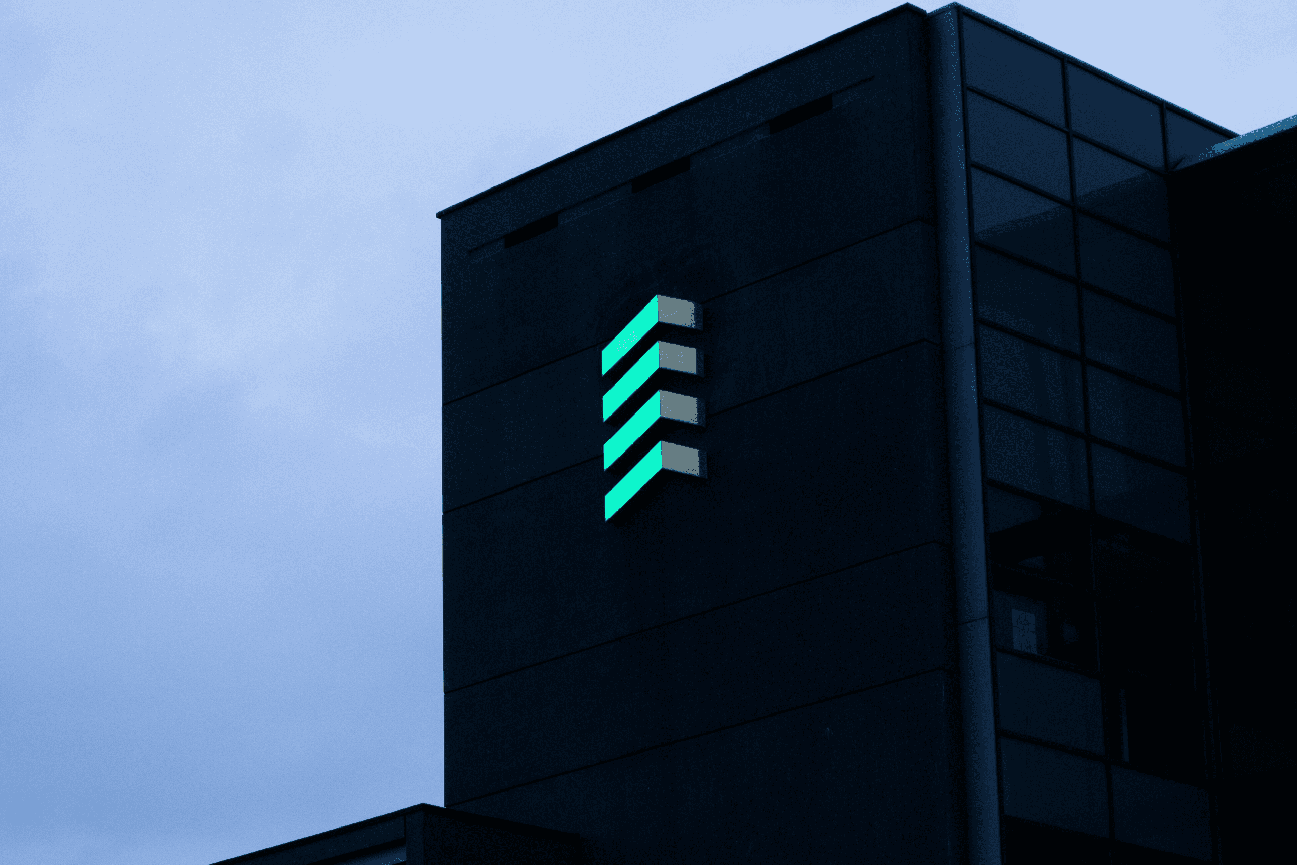 Voorbeeld van logo als verlichte gevelreclame