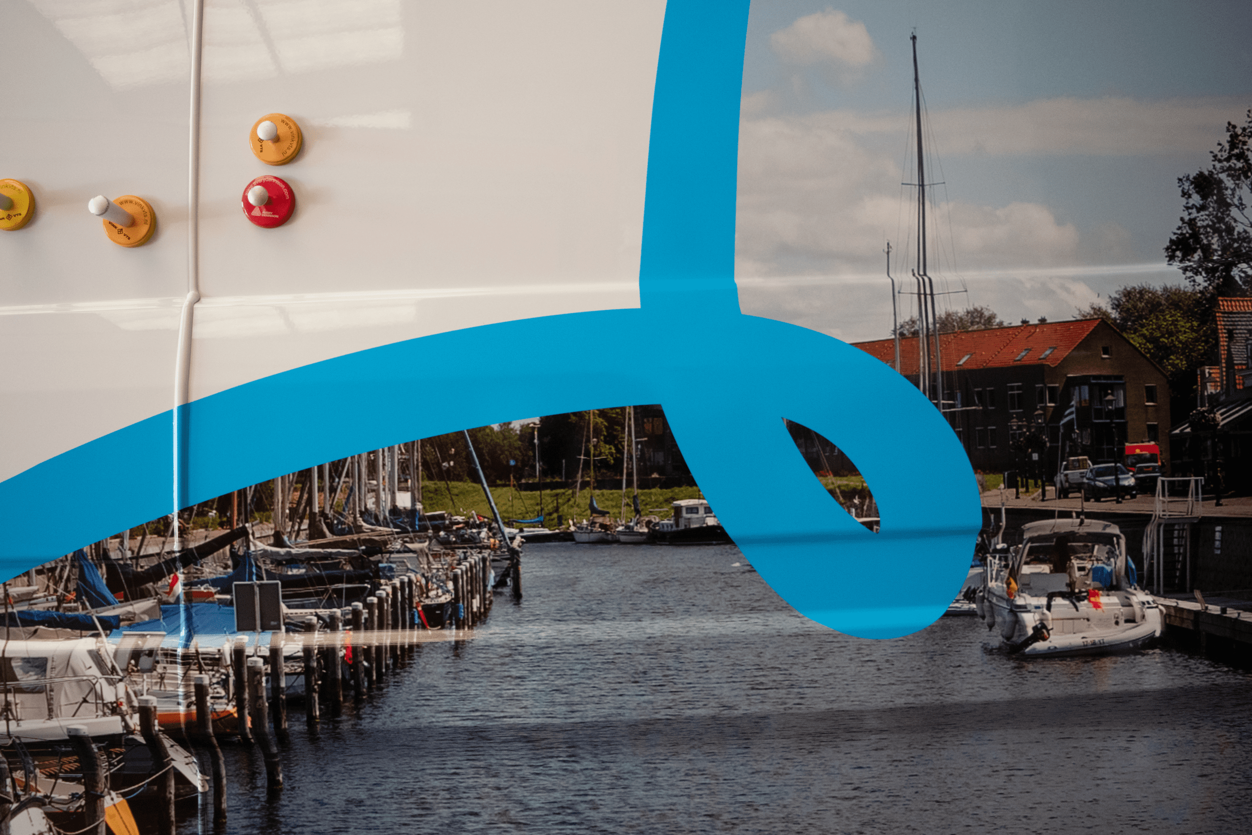 detailfoto van bestickerde bedrijfswagen met foto