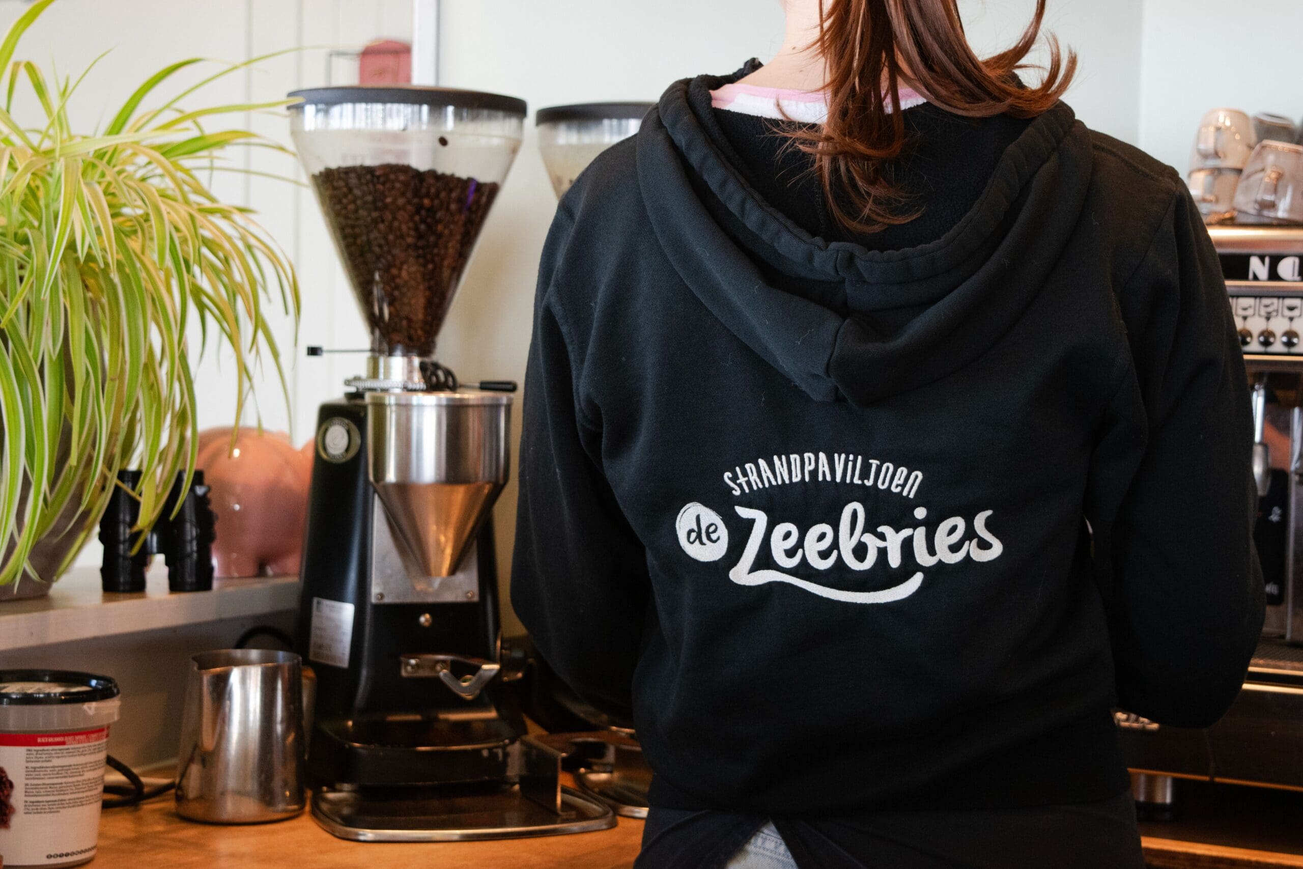 hoodie met logo op de rug voor strandpaviljoen
