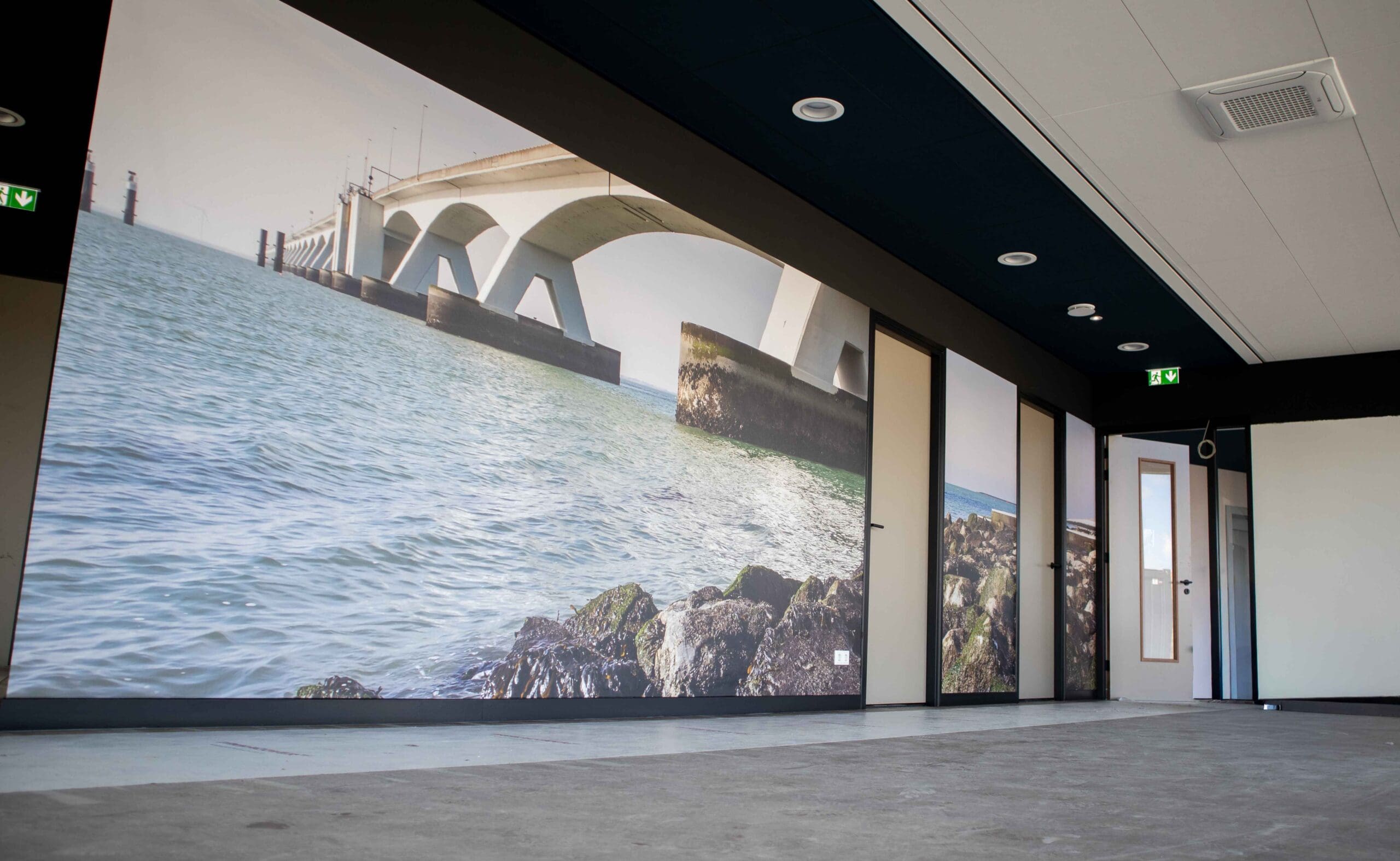 airtex fotobehang van de Zeelandbrug als kantoorinrichting