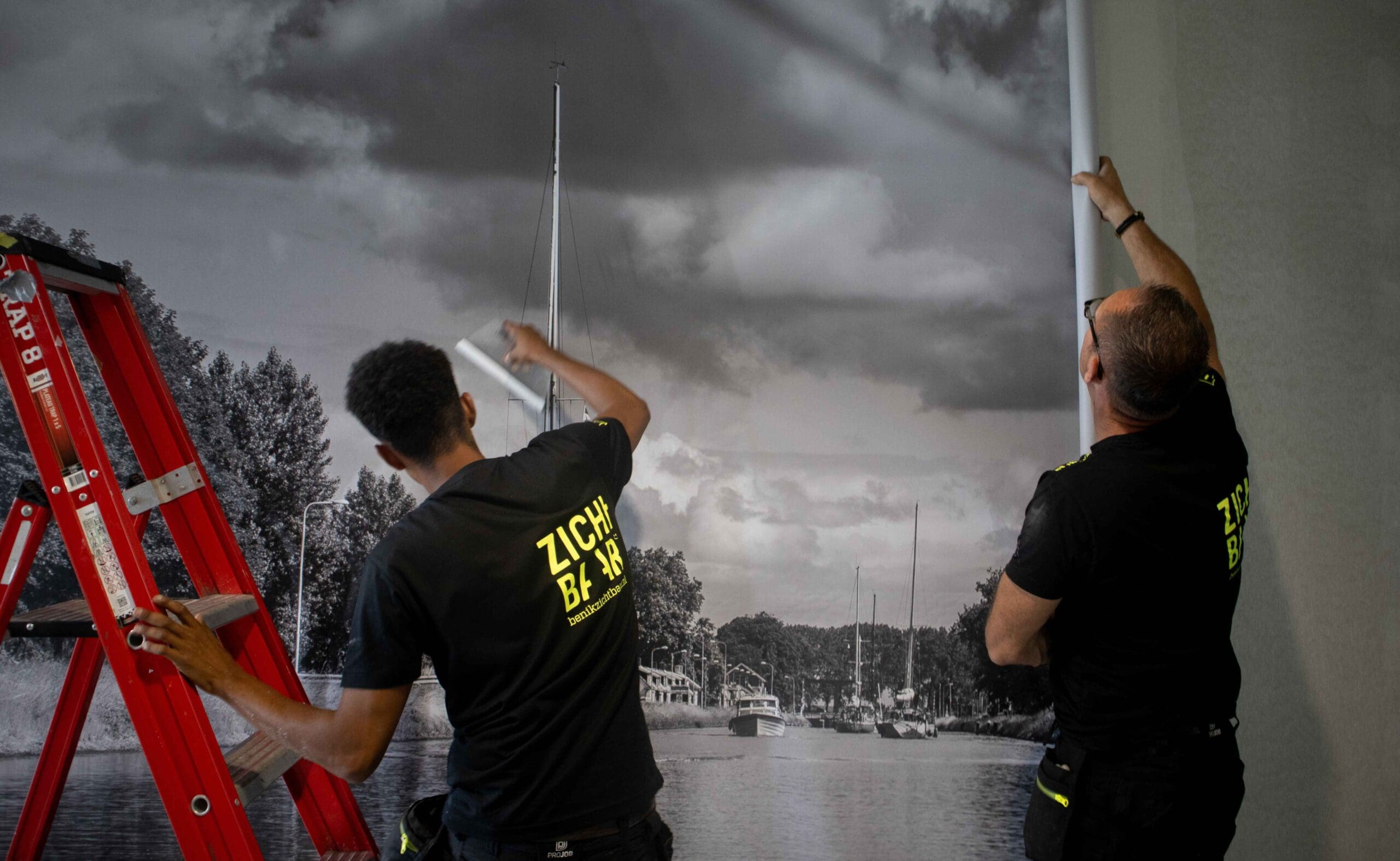 Montage van airtex fotobehang bij een kantoor in goes