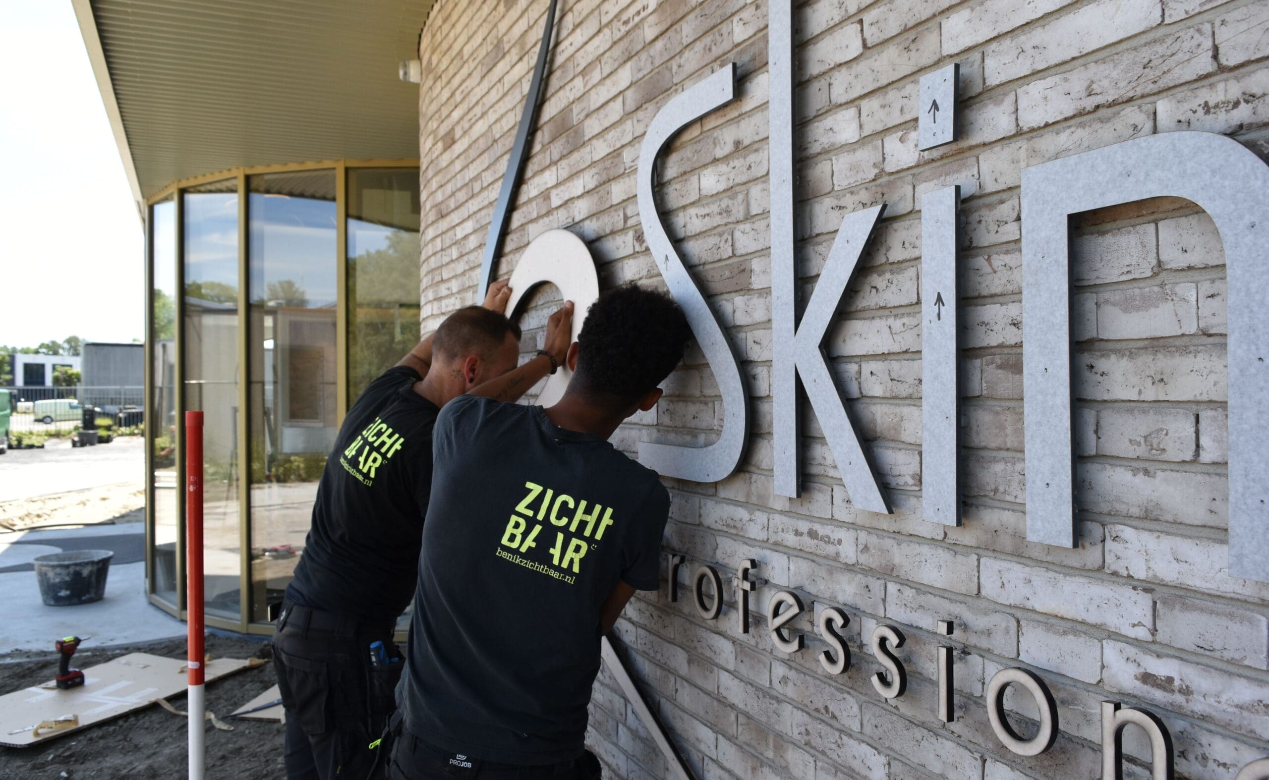 montage van acyrlox letters als gevelreclame